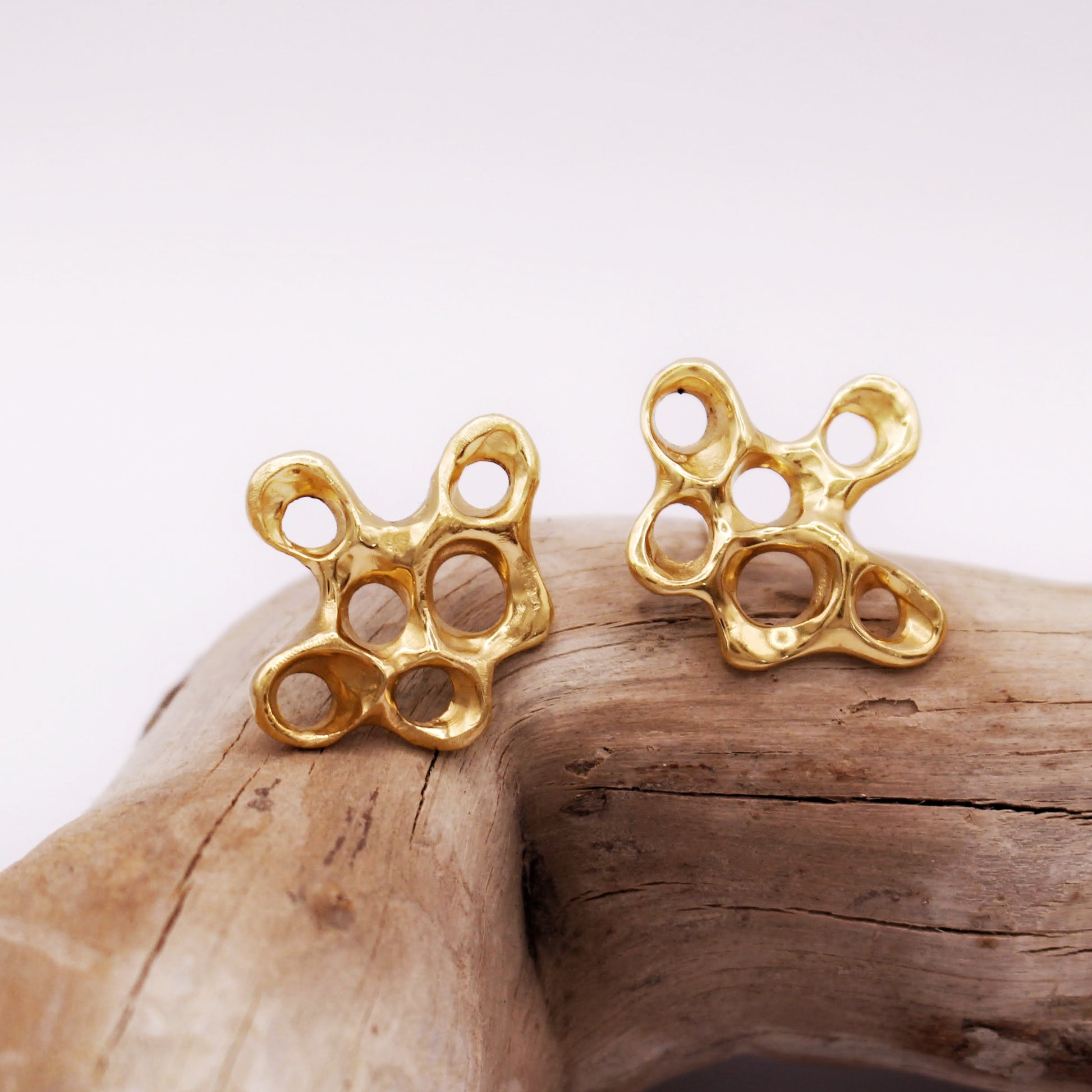 Raíz earrings handcrafted in sterling silver with a gold-plated finish. Mediterranean-inspired jewelry with sculptural, organic forms that evoke the fluidity of the ocean. A bold yet elegant sustainable design, crafted for nature and contemporary jewelry lovers by Naturalesa.