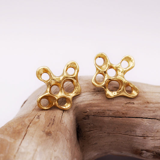 Raíz earrings handcrafted in sterling silver with a gold-plated finish. Mediterranean-inspired jewelry with sculptural, organic forms that evoke the fluidity of the ocean. A bold yet elegant sustainable design, crafted for nature and contemporary jewelry lovers by Naturalesa.