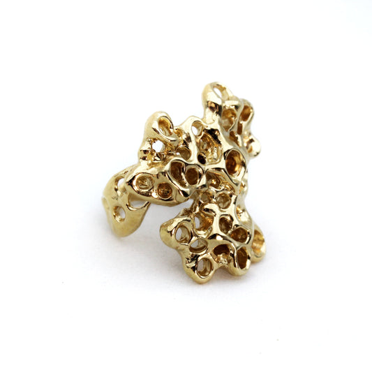 Raíz ring handcrafted in sterling silver with a gold-plated finish. Mediterranean-inspired jewelry featuring an organic sculptural form with a bold yet fluid design. A contemporary adjustable statement ring, perfect for nature and art jewelry lovers, crafted by Naturalesa.