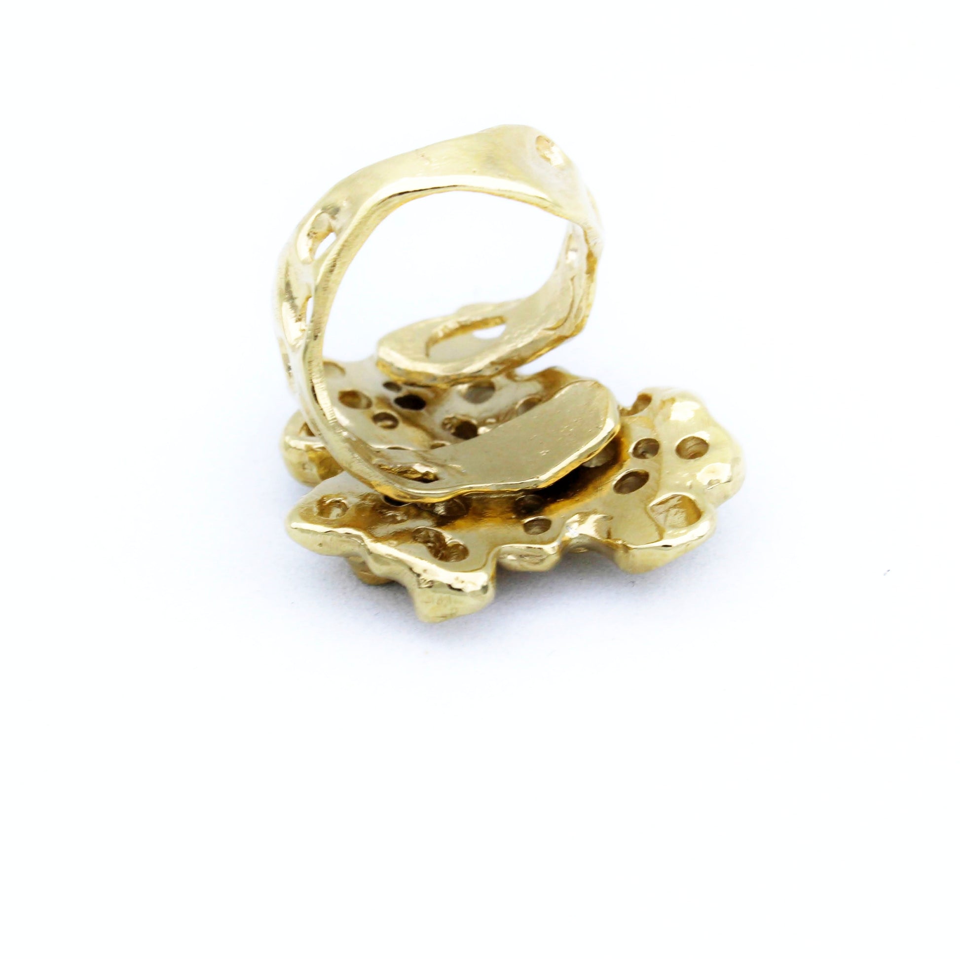Raíz ring handcrafted in sterling silver with a gold-plated finish. Mediterranean-inspired jewelry featuring an organic sculptural form with a bold yet fluid design. A contemporary adjustable statement ring, perfect for nature and art jewelry lovers, crafted by Naturalesa.
