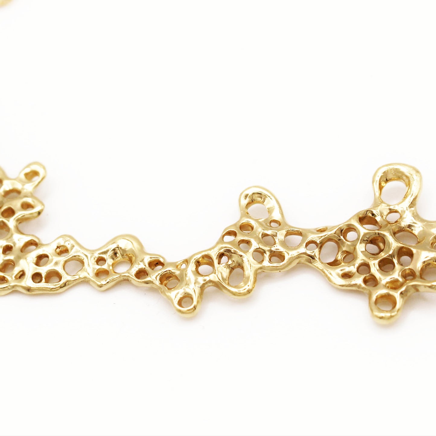 Raíz statement necklace handcrafted in sterling silver with a gold-plated finish. Mediterranean-inspired jewelry featuring a large ocean-inspired pendant with sculptural, organic forms. A bold yet elegant sustainable piece, crafted for nature and contemporary jewelry lovers by Naturalesa.