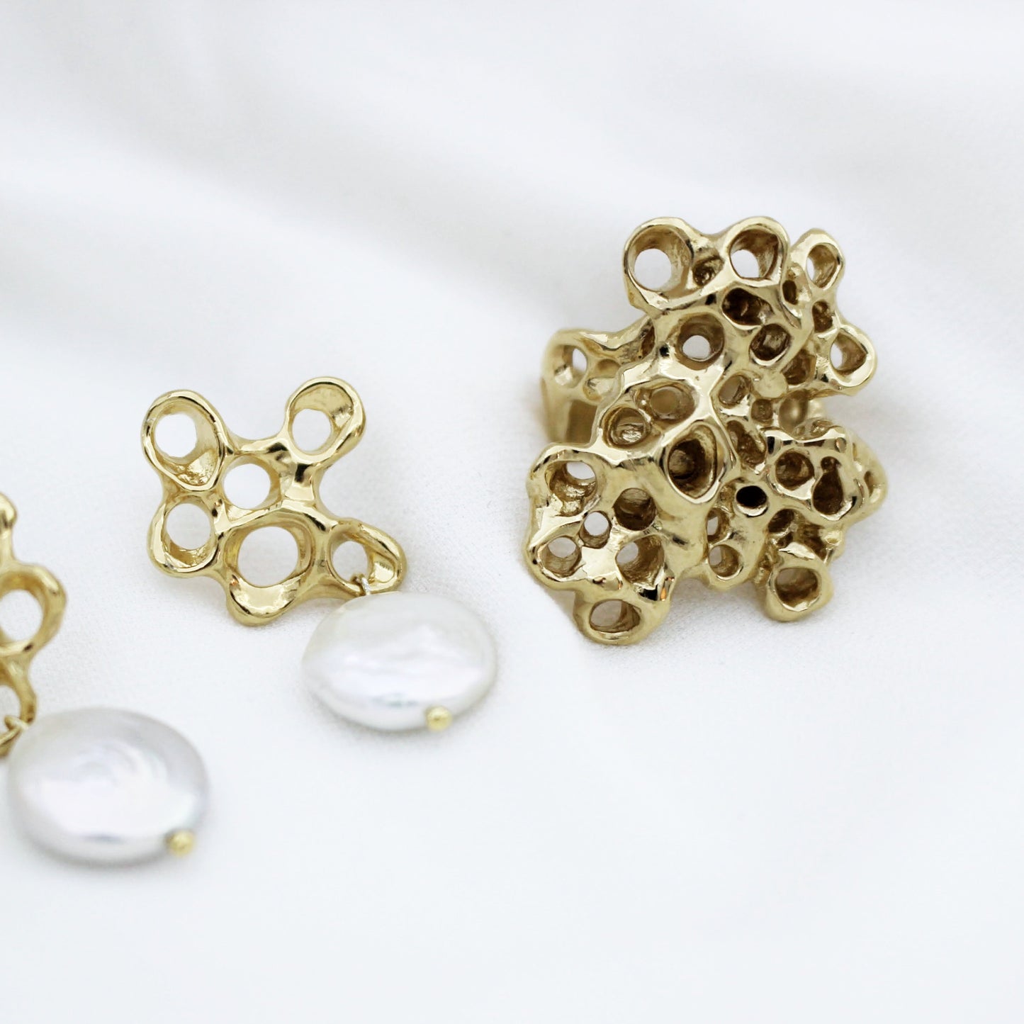 Anillo escultórico chapado en oro con diseño de percebes, joyería simbólica artesanal