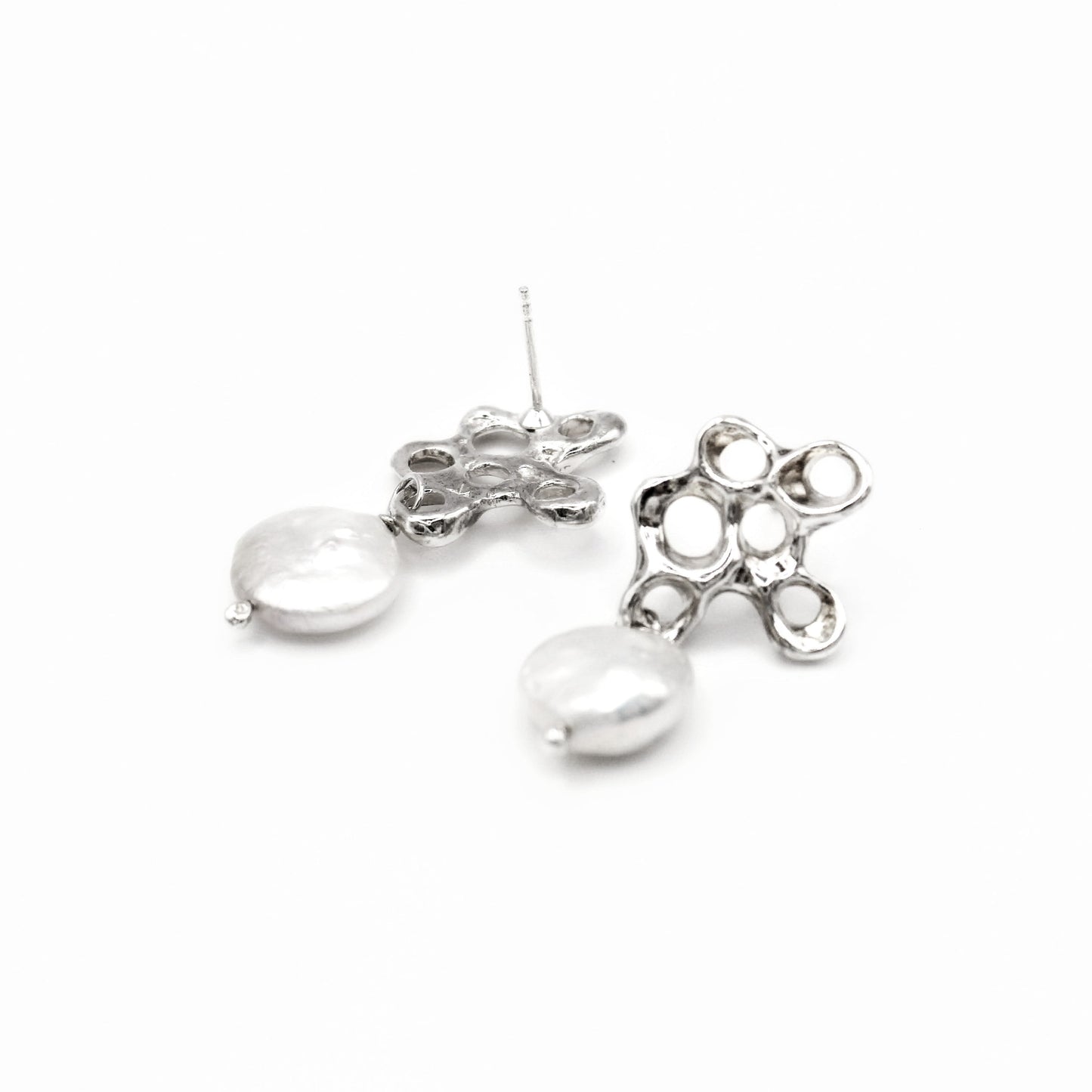 Pendientes Raíz de plata con perlas Biwa, joyería inspirada en el mar de Naturalesa