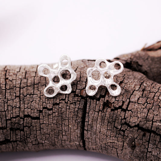 Raíz earrings handcrafted in sterling silver 925. Mediterranean-inspired jewelry with sculptural, organic forms that evoke the fluidity of the ocean. A bold yet elegant sustainable design, crafted for nature and contemporary jewelry lovers by Naturalesa.