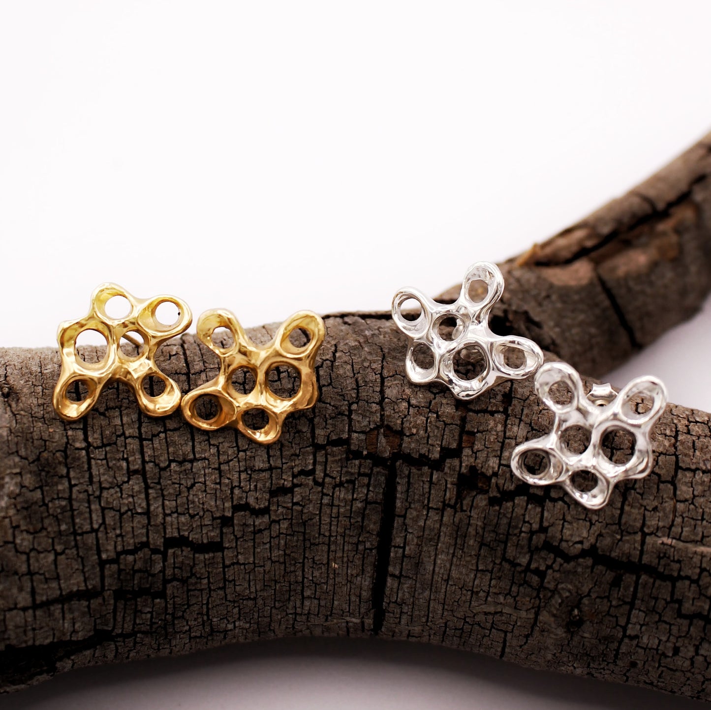 Raíz earrings handcrafted in sterling silver 925. Mediterranean-inspired jewelry with sculptural, organic forms that evoke the fluidity of the ocean. A bold yet elegant sustainable design, crafted for nature and contemporary jewelry lovers by Naturalesa.