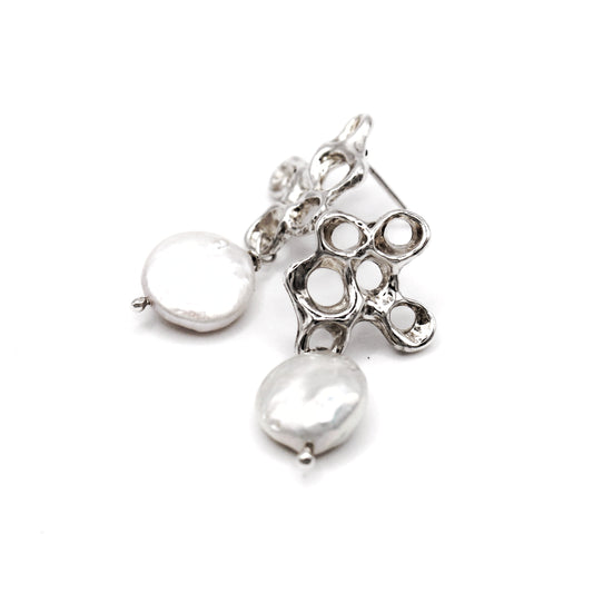 Raíz earrings handcrafted in sterling silver, adorned with luminous Biwa pearls. Mediterranean-inspired jewelry featuring organic sculptural forms and natural elegance. A unique blend of contemporary design and timeless beauty, crafted for nature and statement jewelry lovers by Naturalesa.