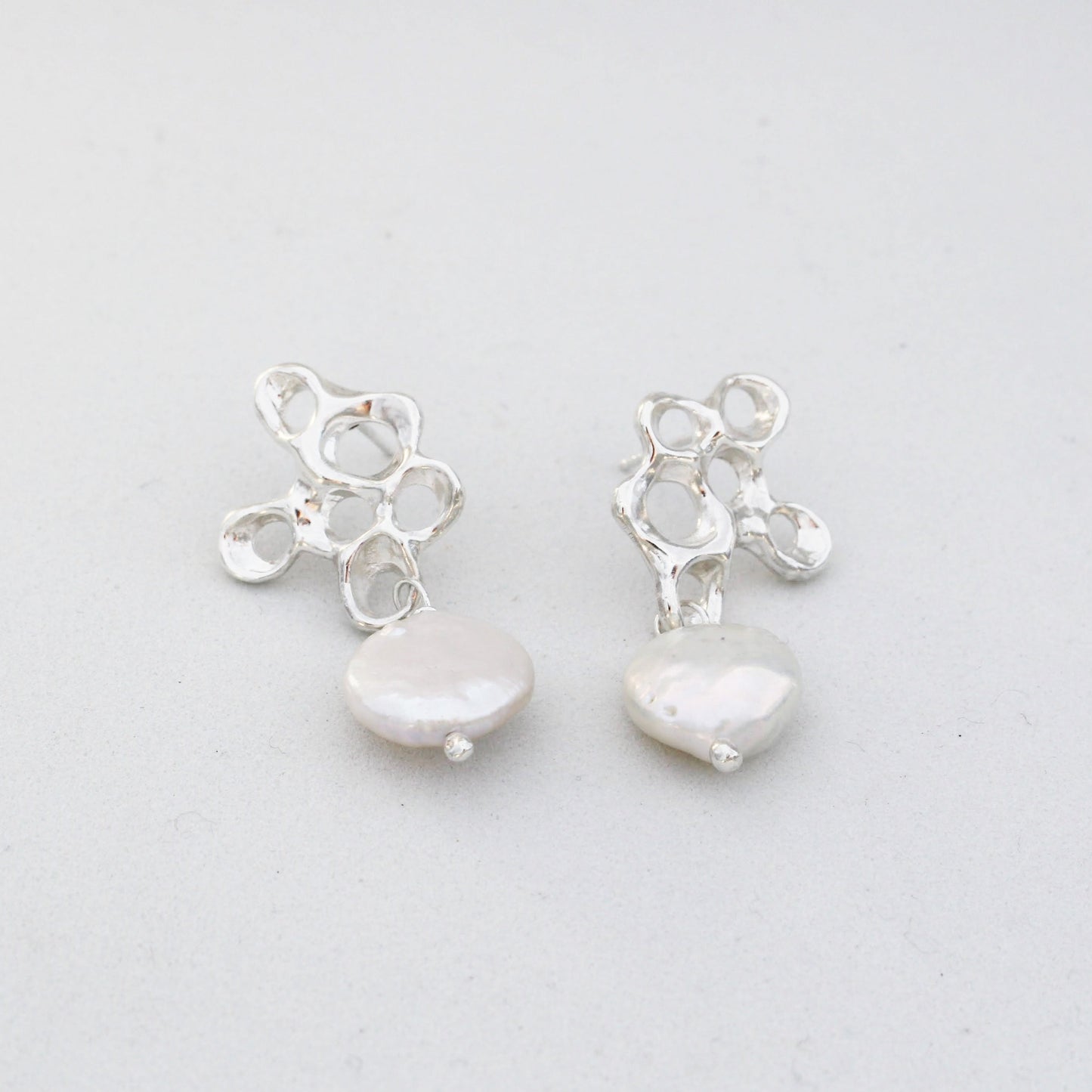 Pendientes inspirados en el Mediterráneo con perlas Biwa de forma irregular, joyería con significado