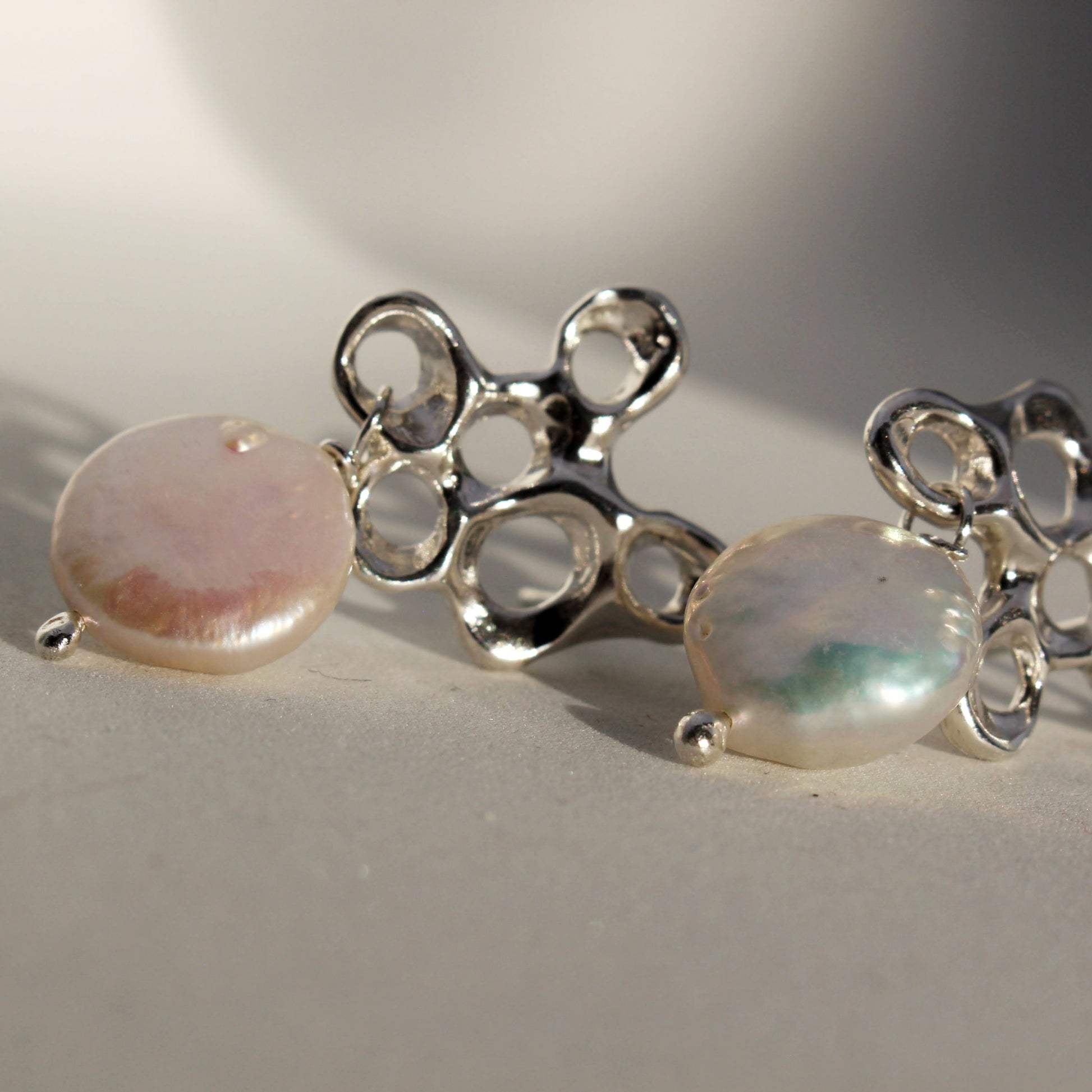 Raíz earrings handcrafted in sterling silver, adorned with luminous Biwa pearls. Mediterranean-inspired jewelry featuring organic sculptural forms and natural elegance. A unique blend of contemporary design and timeless beauty, crafted for nature and statement jewelry lovers by Naturalesa.