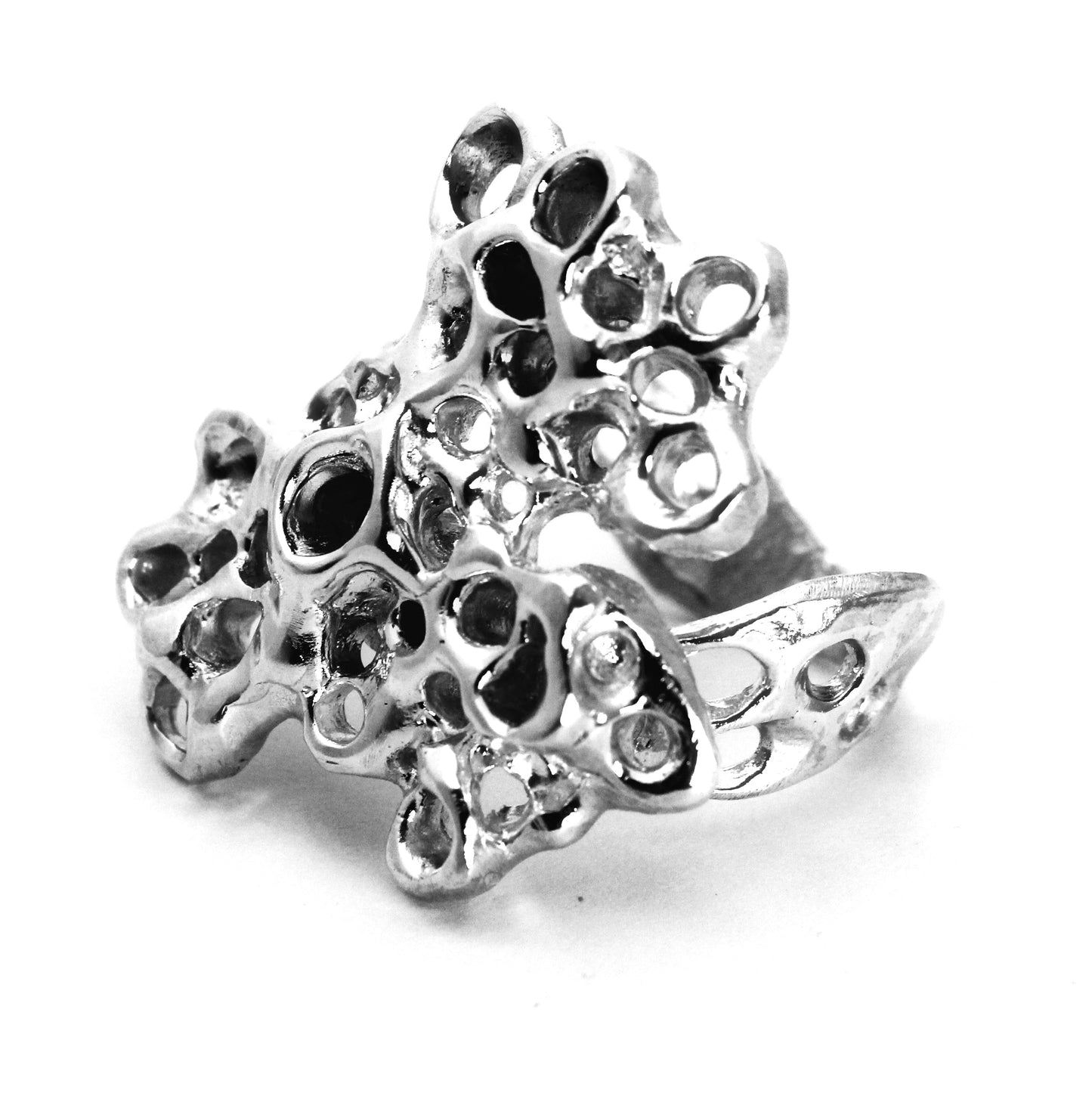 Raíz ring handcrafted in sterling silver 925. Mediterranean-inspired jewelry featuring an organic sculptural form with a bold yet fluid design. A contemporary adjustable statement ring, perfect for nature and art jewelry lovers, crafted by Naturalesa.