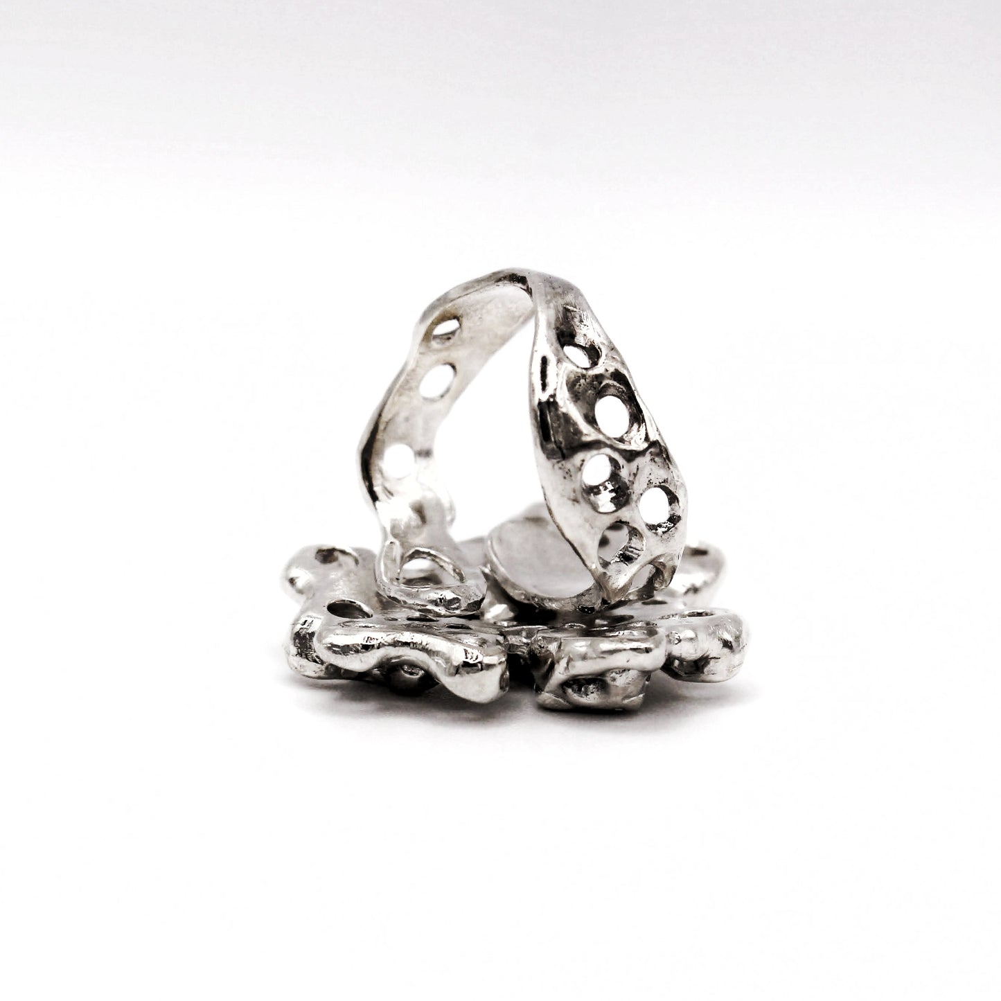 Anillo de plata con diseño orgánico de percebes, joyería simbólica artesanal