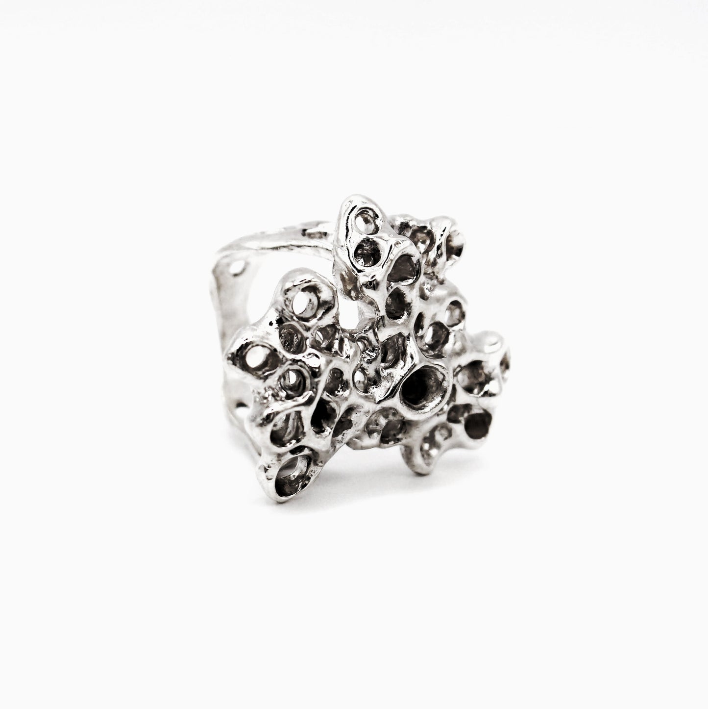 Anillo escultórico inspirado en la vida marina del Mediterráneo, joyería con significado