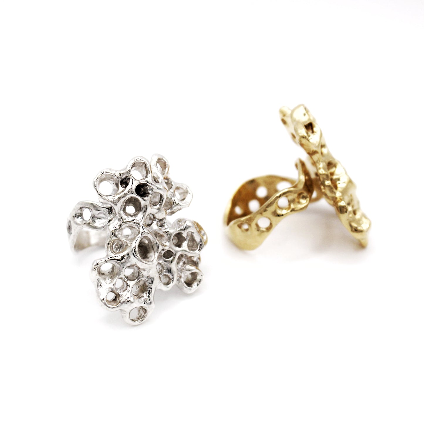 Raíz ring handcrafted in sterling silver 925. Mediterranean-inspired jewelry featuring an organic sculptural form with a bold yet fluid design. A contemporary adjustable statement ring, perfect for nature and art jewelry lovers, crafted by Naturalesa.