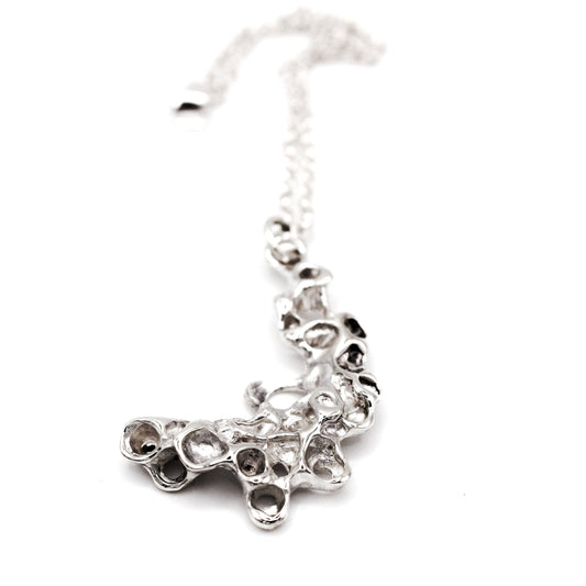 Raíz pendant handcrafted in sterling silver 925. Mediterranean-inspired jewelry featuring organic textures and a sculptural design reminiscent of coral clusters. A bold yet elegant sustainable pendant for nature and contemporary jewelry lovers, crafted by Naturalesa.