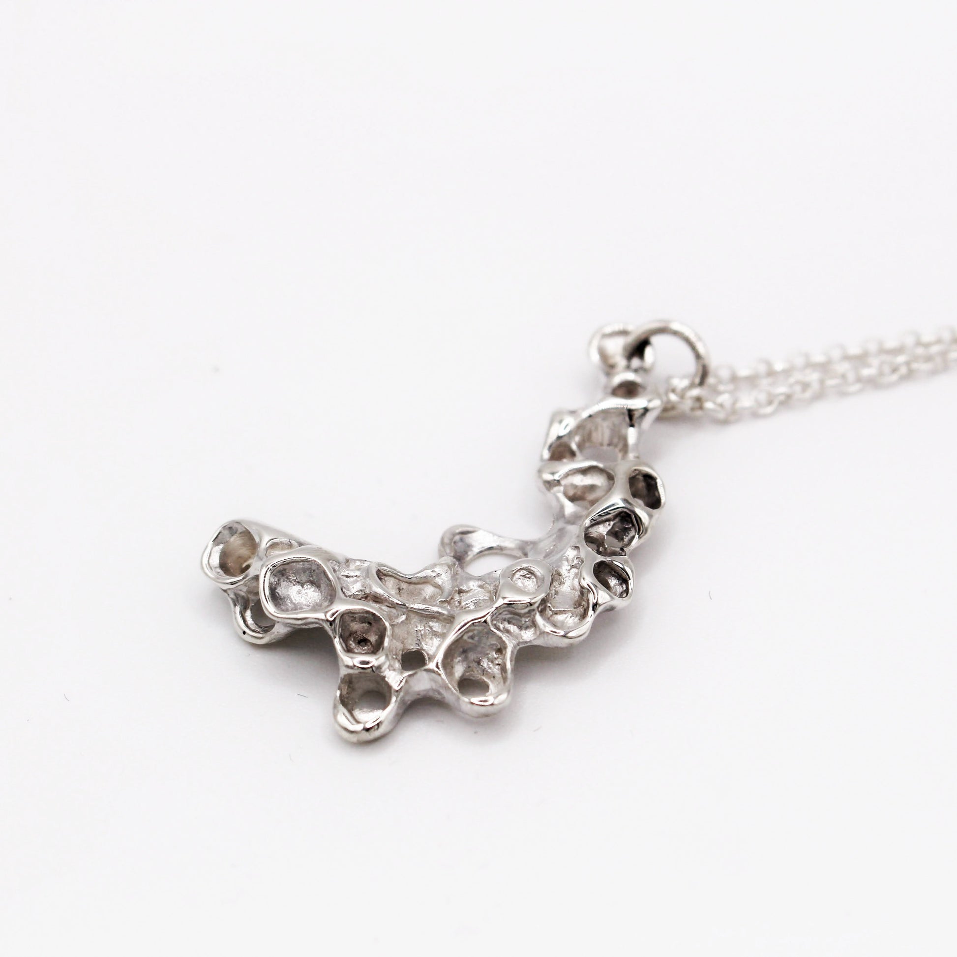 Raíz pendant handcrafted in sterling silver 925. Mediterranean-inspired jewelry featuring organic textures and a sculptural design reminiscent of coral clusters. A bold yet elegant sustainable pendant for nature and contemporary jewelry lovers, crafted by Naturalesa.