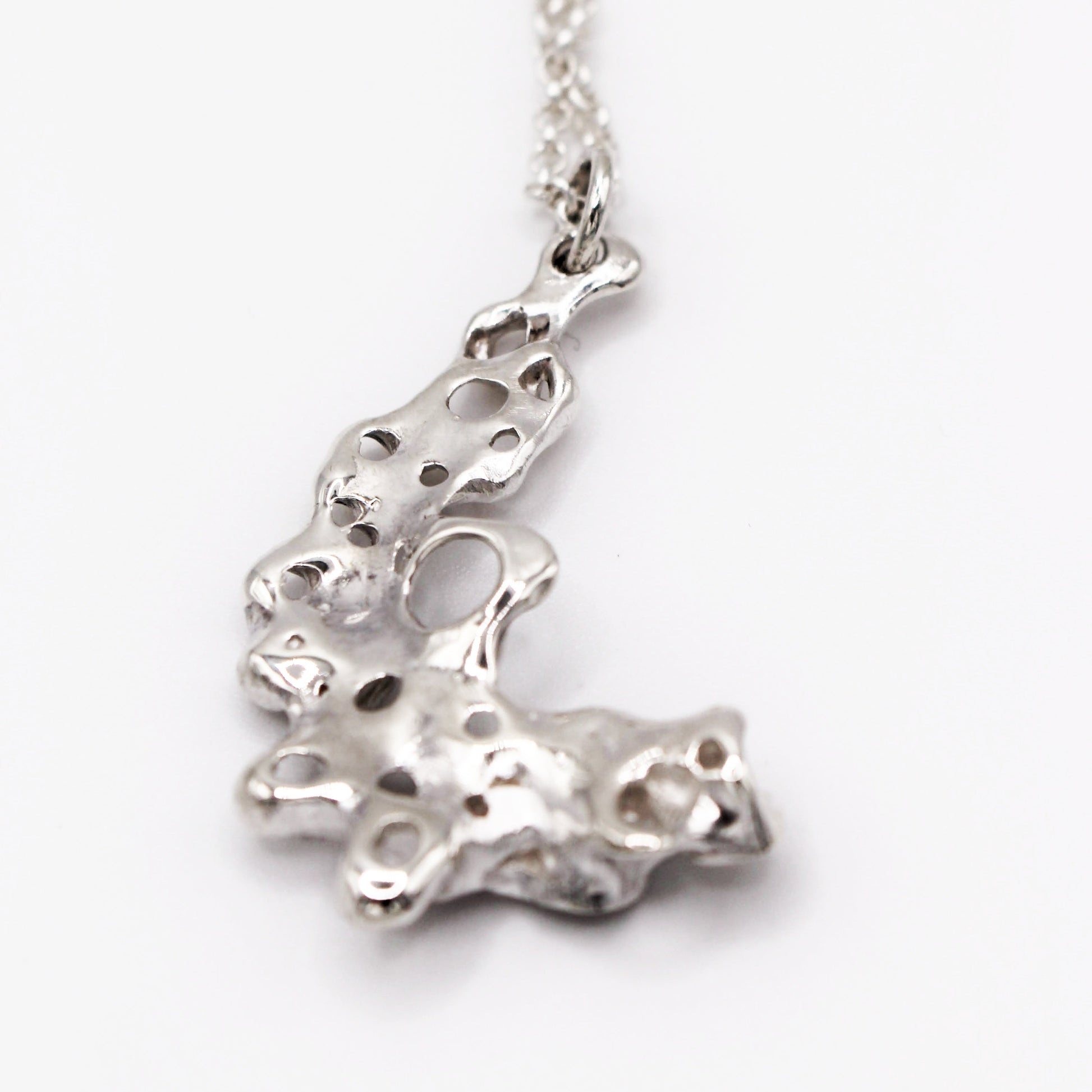 Raíz pendant handcrafted in sterling silver 925. Mediterranean-inspired jewelry featuring organic textures and a sculptural design reminiscent of coral clusters. A bold yet elegant sustainable pendant for nature and contemporary jewelry lovers, crafted by Naturalesa.