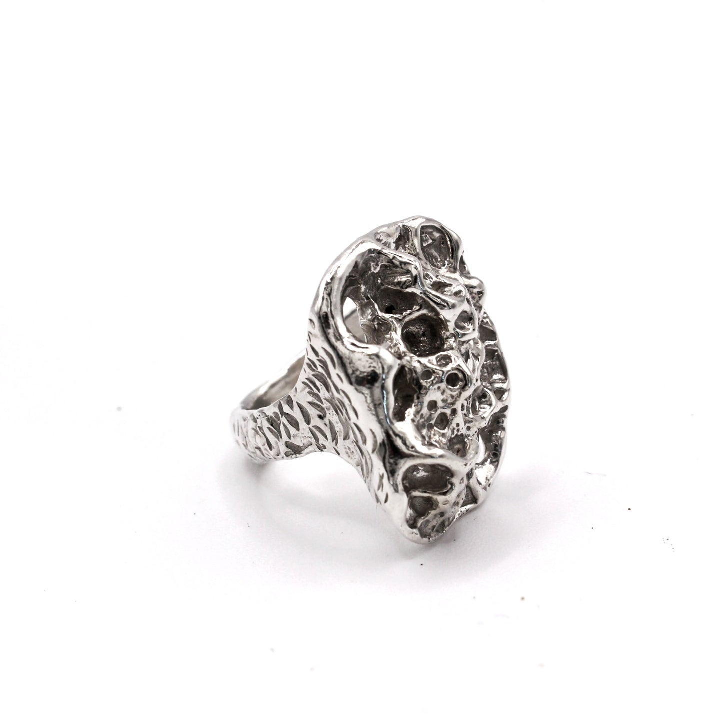 Fragmento Ring from Piedra Collection, silver jewelry handcrafted in Spain.
Anillo Fragmento de la Colección Piedra, joyería de plata hecha a mano en Espana.