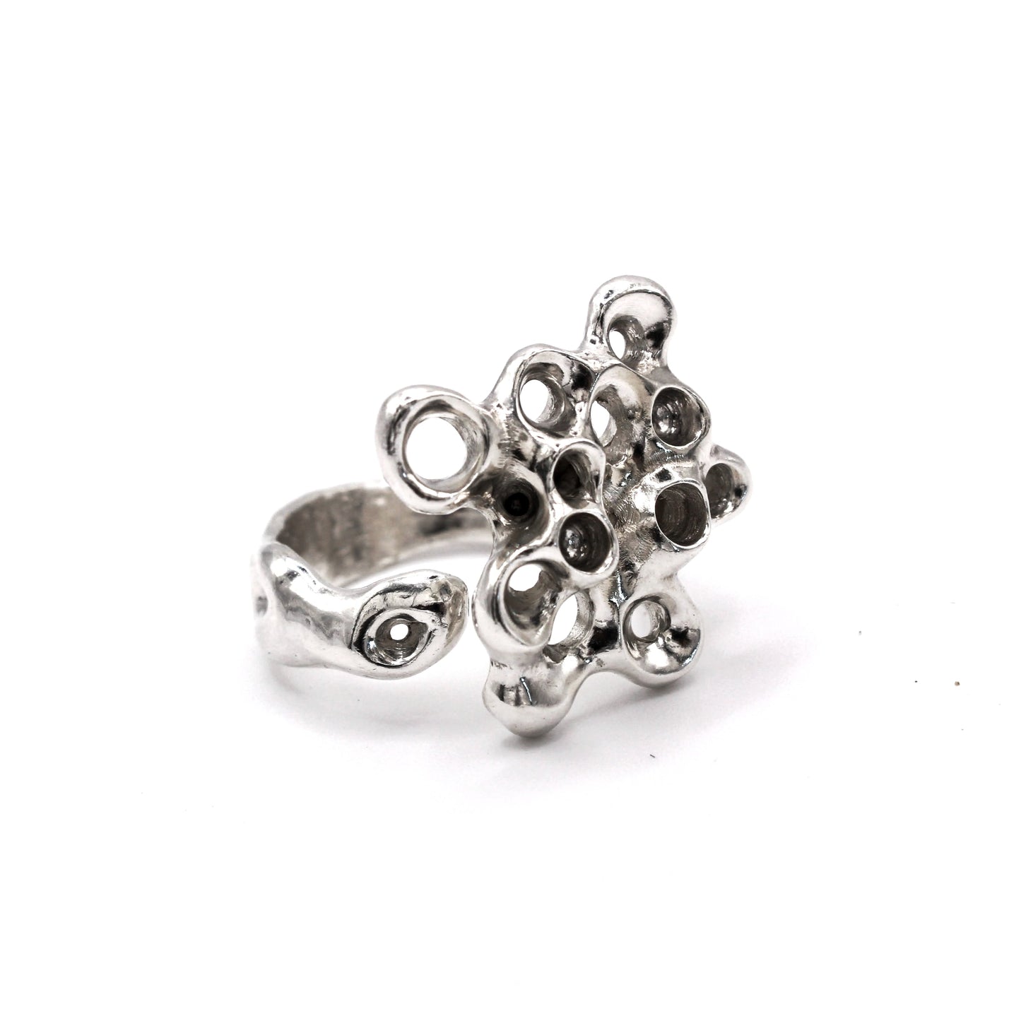 Raíz Mini sculptural silver ring, organic barnacle design symbolizing resilience and inner strength. Anillo escultural Raíz Mini en plata, diseño orgánico de percebes que simboliza resiliencia y fuerza interior.