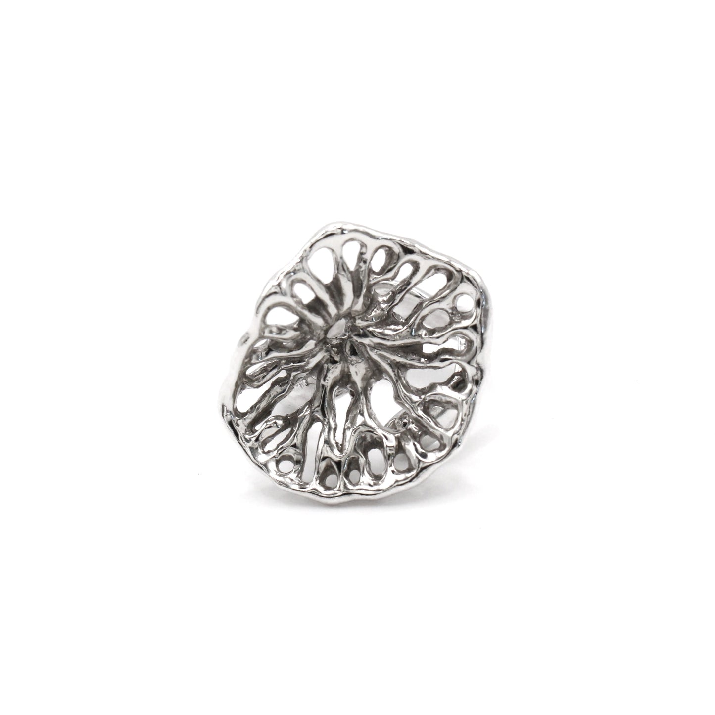 Artisan Flow Ring in recycled sterling silver, sea inspired jewelry symbolizing resilience and change.
Anillo Flow artesanal en plata reciclada 925, joyería marina que simboliza resiliencia y cambio.