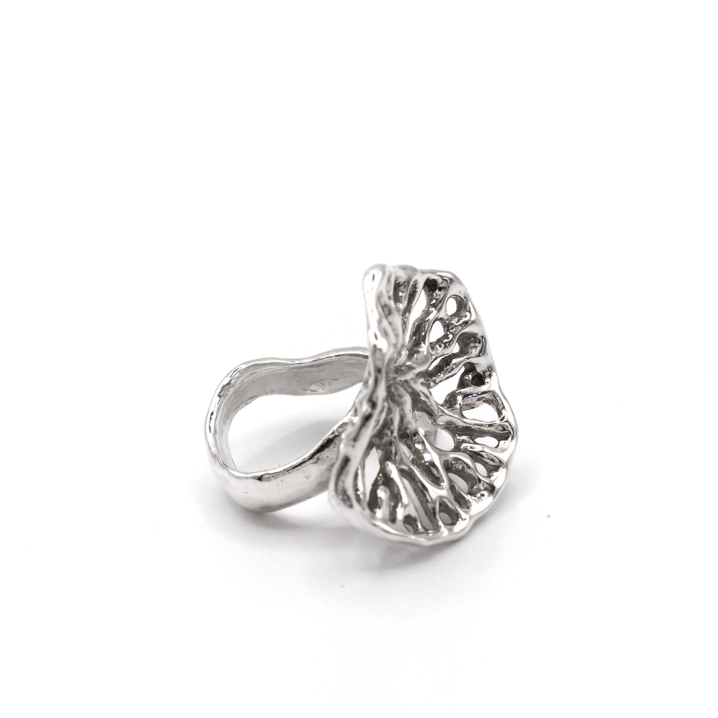 Sculptural Flow Silver Ring, adjustable statement jewelry handcrafted in Valencia.
Anillo Flow escultural en plata, joya ajustable hecha a mano en Valencia.