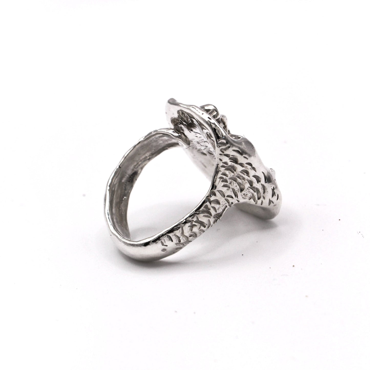Artisan sculptural ring symbolizing authenticity, scars as beauty.
Anillo escultórico artesanal que simboliza la autenticidad, cicatrices como belleza.