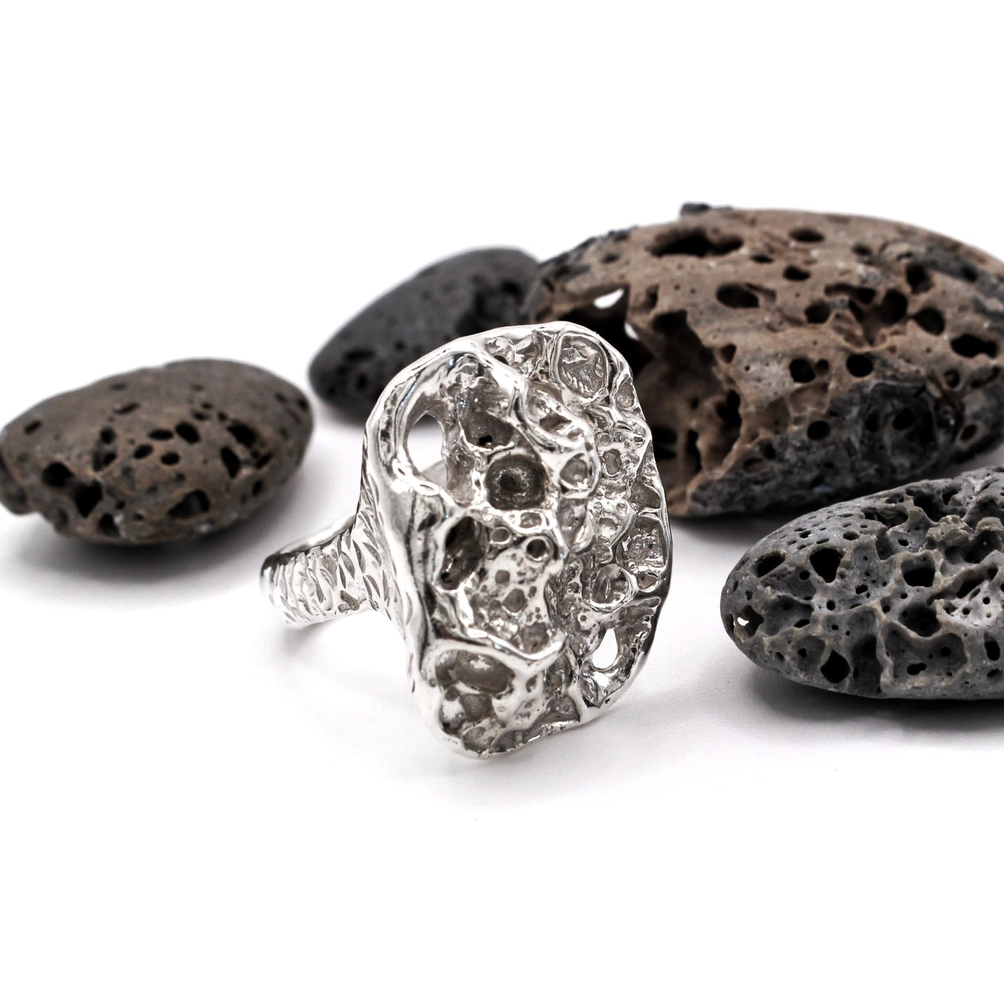 Sculptural artisan silver ring mimicking the exact form of a natural stone.
Anillo artesanal de plata escultórico que imita la forma exacta de una piedra natural.