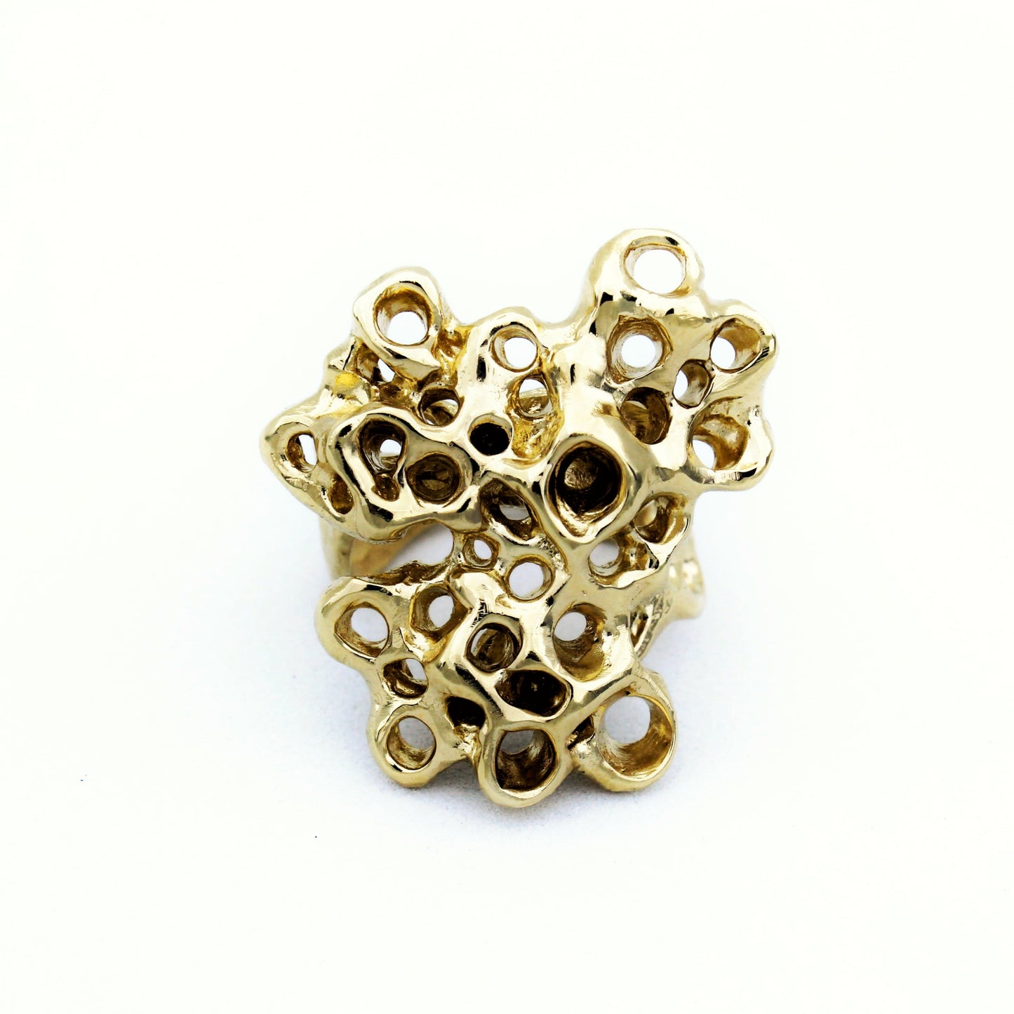 Anillo Raíz chapado en oro (3 micras) sobre plata, joyería statement de Naturalesa