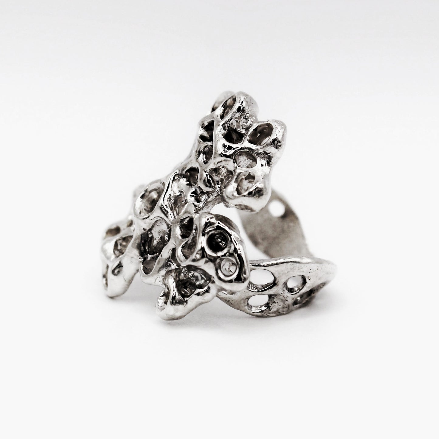 Anillo Raíz de plata inspirado en percebes, joyería statement de Naturalesa