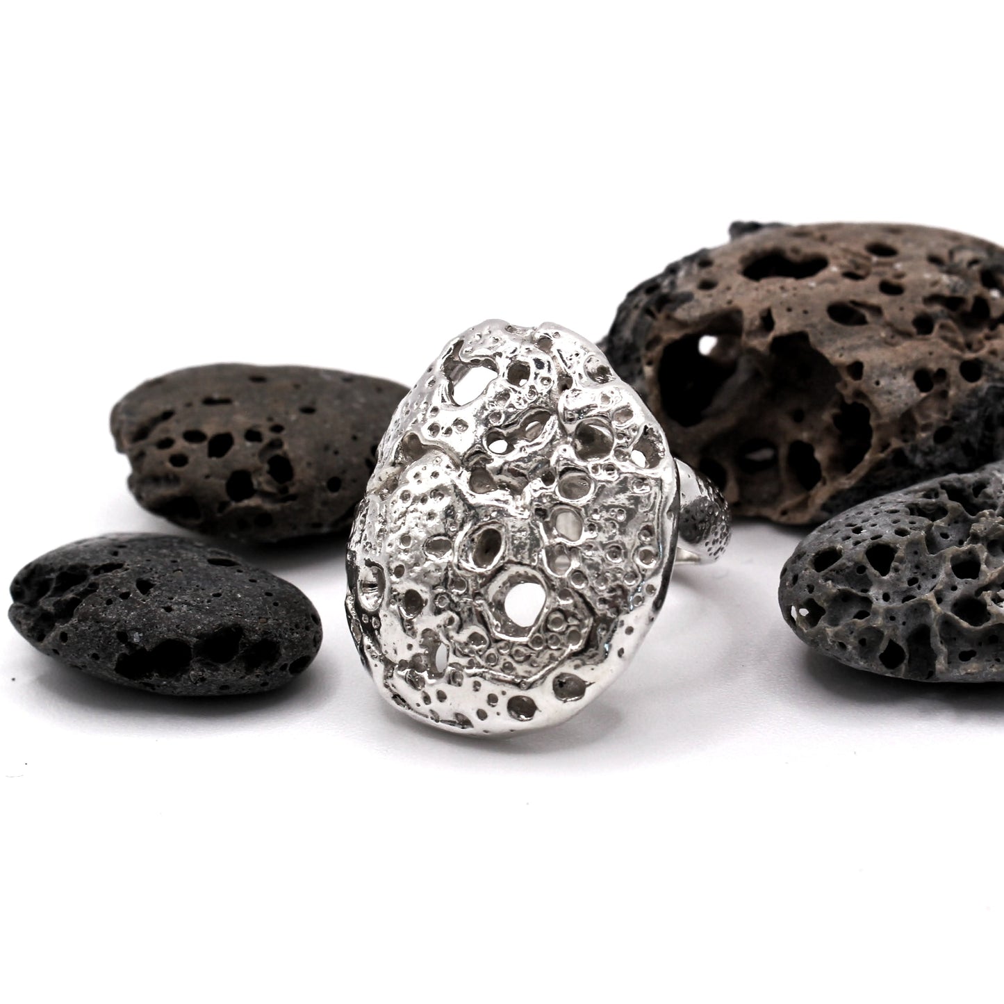 Anillo de plata ajustable inspirado en piedras agujereadas del Mediterráneo, Colección Piedra de Naturalesa.