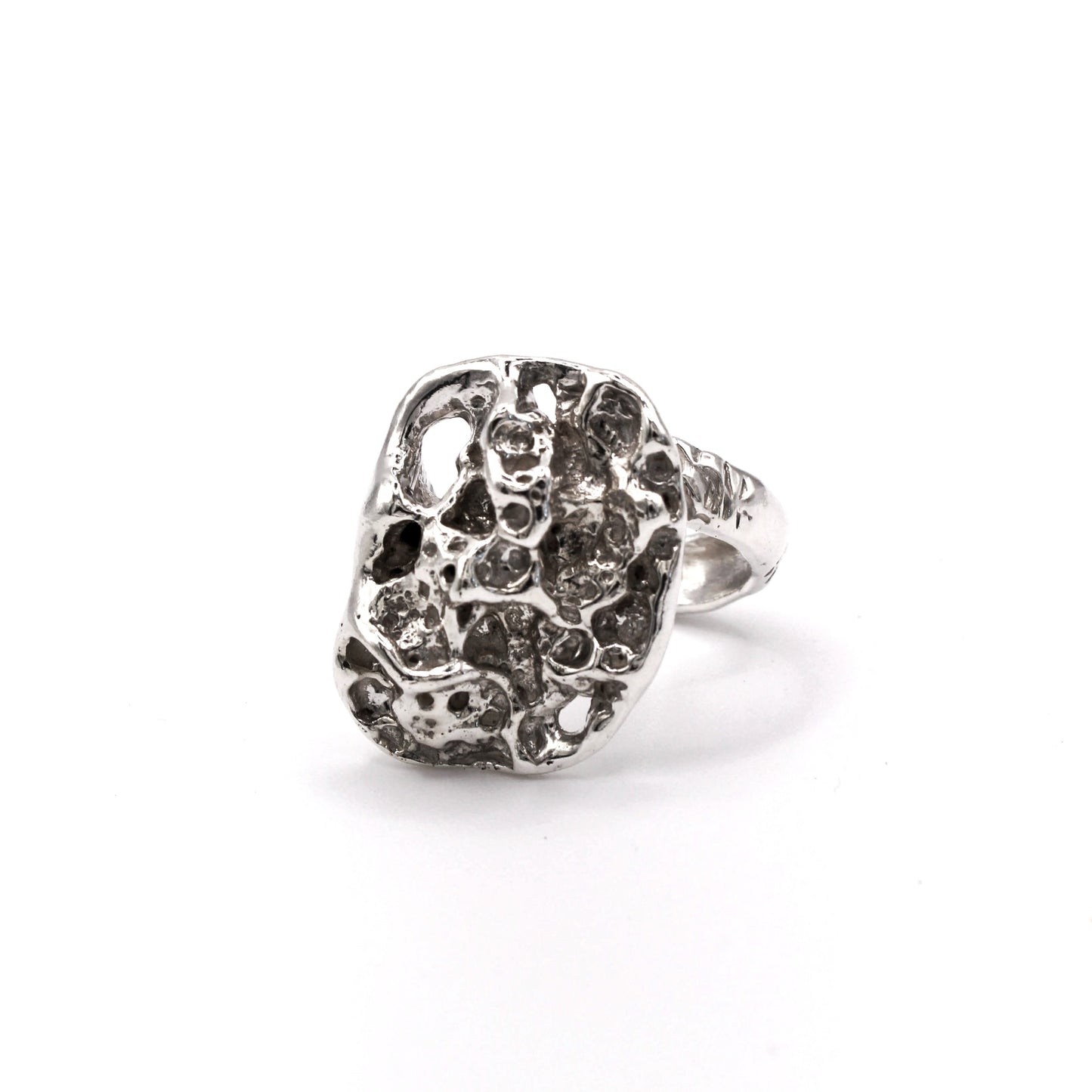 Unique adjustable silver statement ring inspired by Mediterranean hag stones.
Anillo de plata ajustable único inspirado en piedras agujereadas mediterráneas.