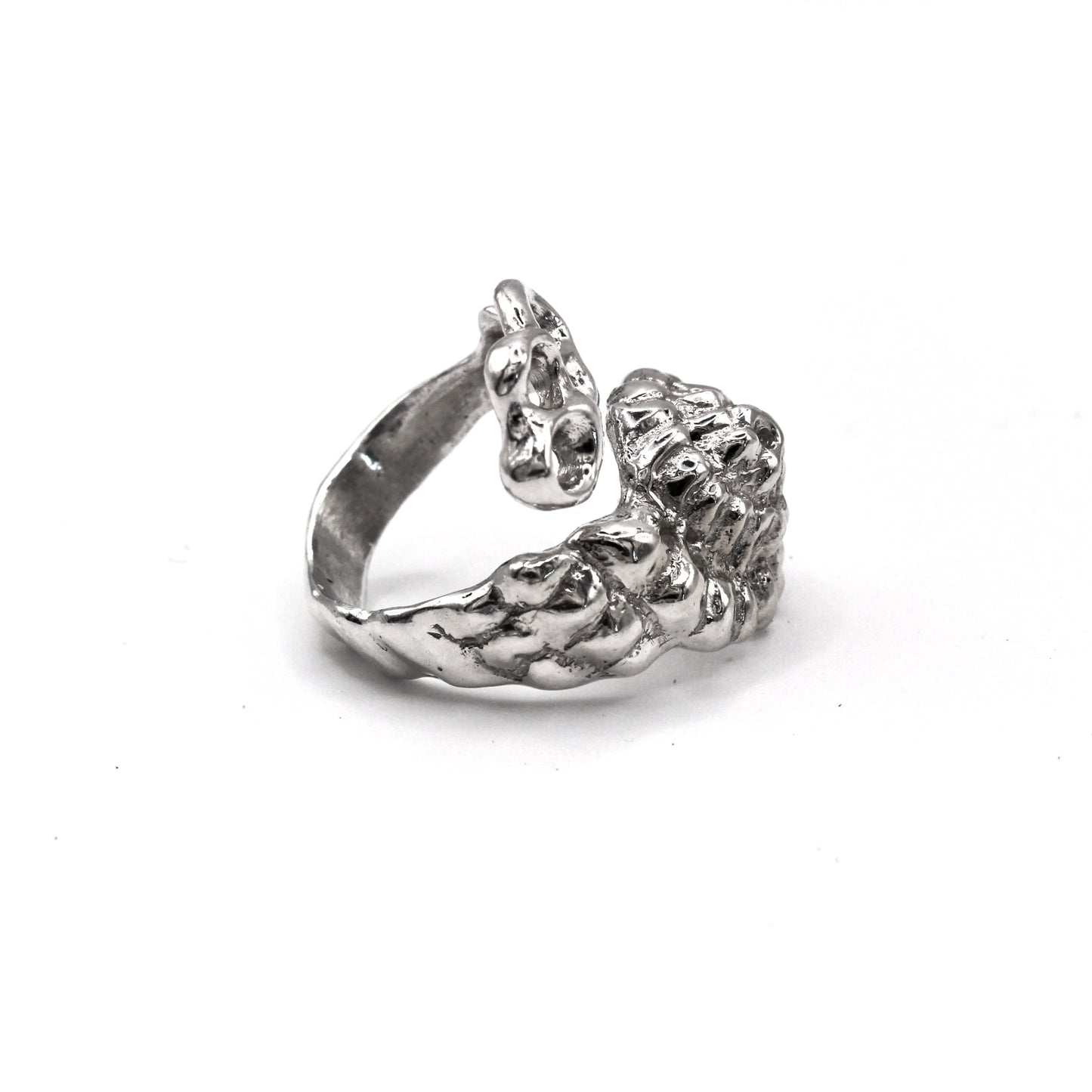 Detail of Raíz Shell Ring texture, unique artisan jewelry inspired by Mediterranean sea life.
Detalle de la textura del Anillo Raíz Shell, joya artesanal única inspirada en la vida marina mediterránea.