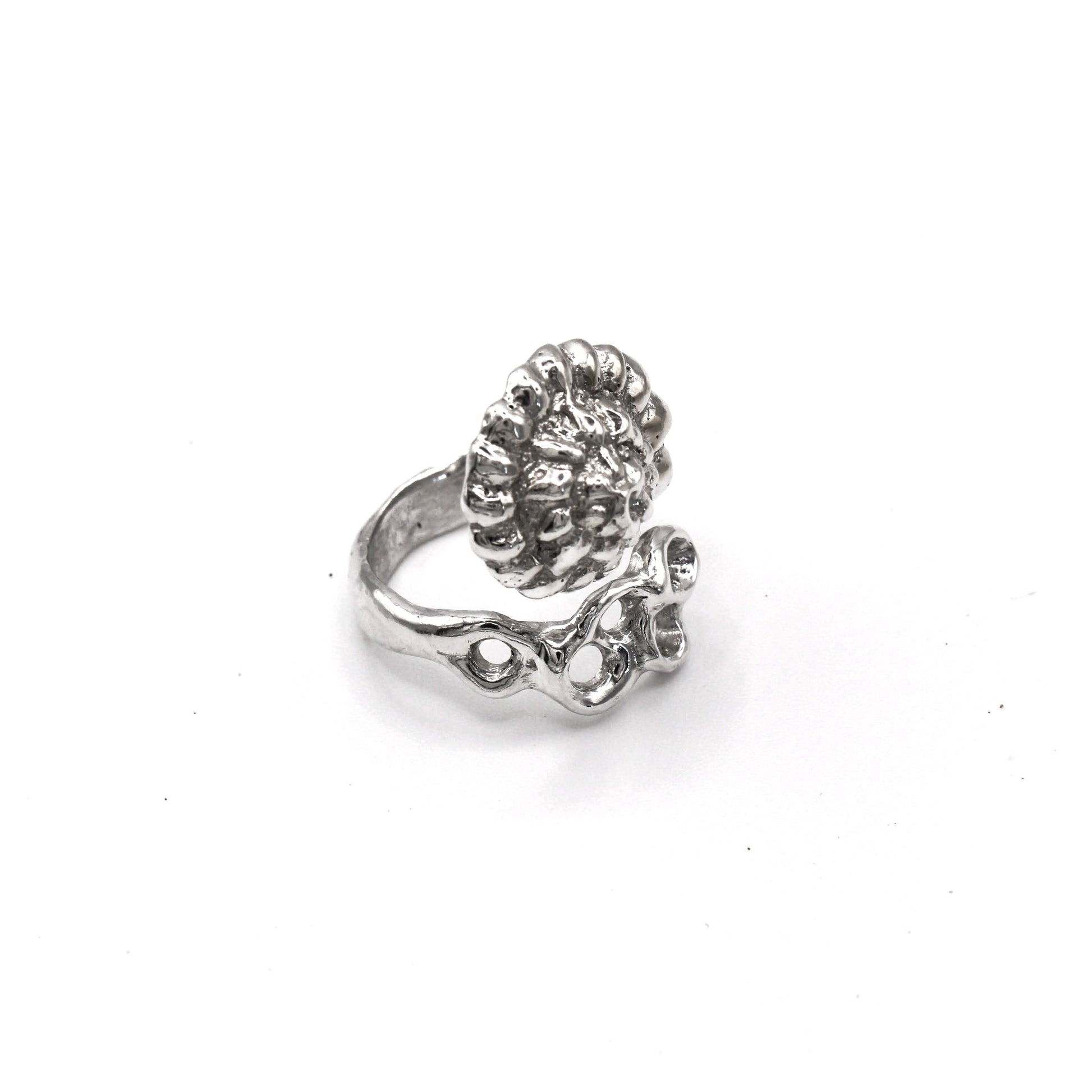 Sea inspired Raíz Shell Ring, adjustable silver ring handmade in Valencia.
Anillo inspirado en el mar Raíz Shell, anillo ajustable de plata hecho a mano en Valencia.