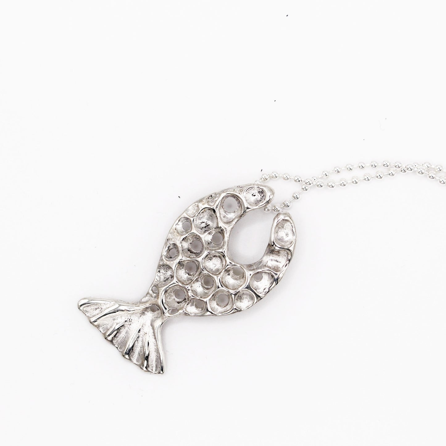 Colgante de pez en plata 925, joyería mediterránea inspirada en la vida marina de Naturalesa