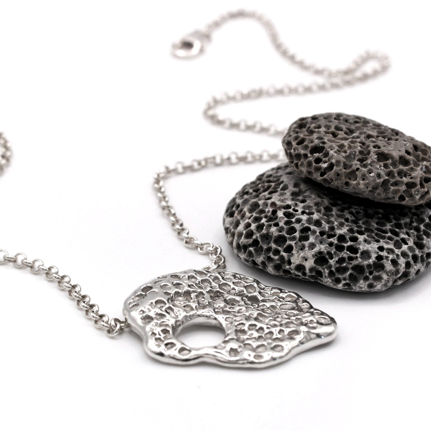 Unique artisan pendant from Piedra Collection, handmade in Valencia. Colgante artesanal único de la Colección Piedra, hecho a mano en Valencia