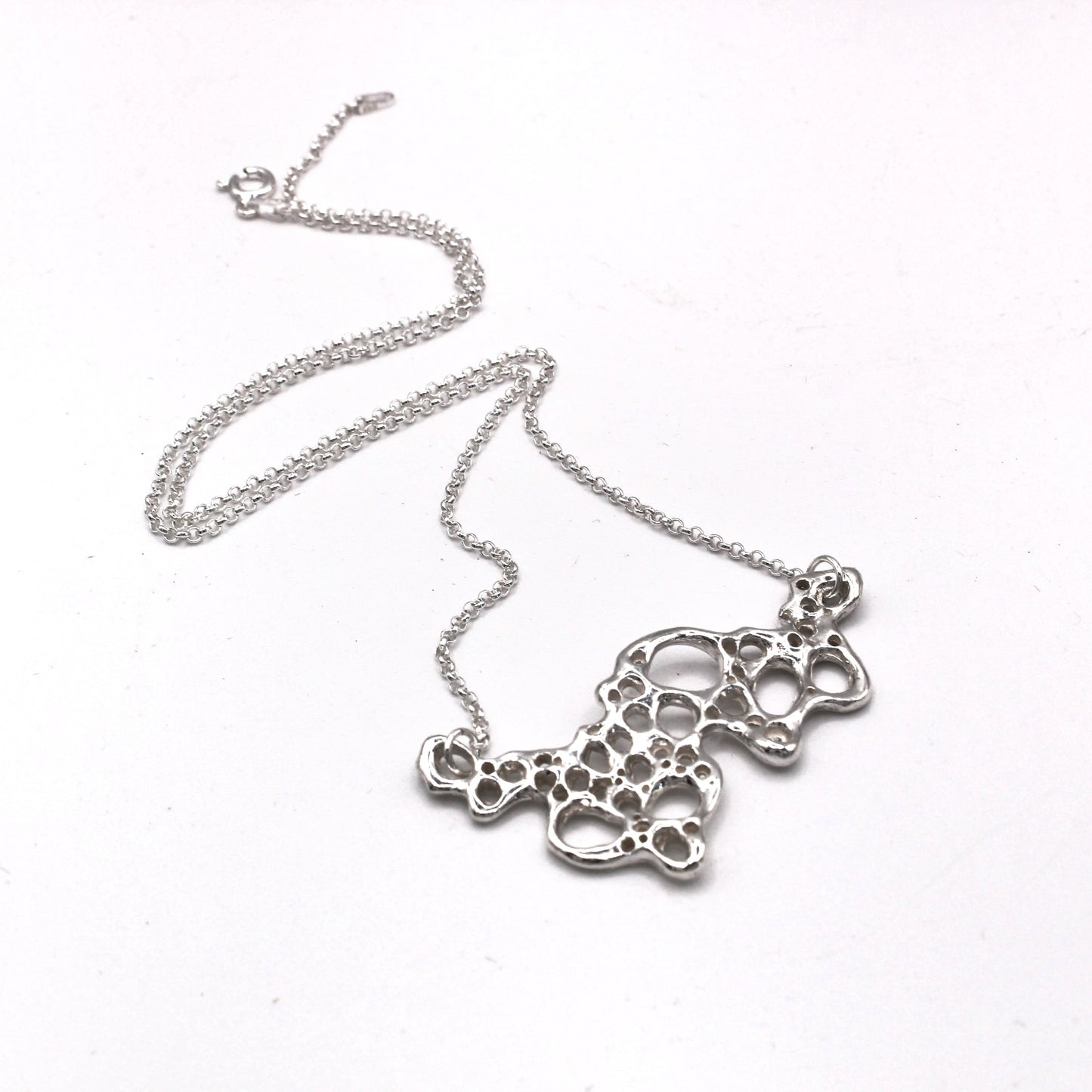 Colgante de plata orgánico inspirado en la espuma marina, joyería simbólica de Naturalesa