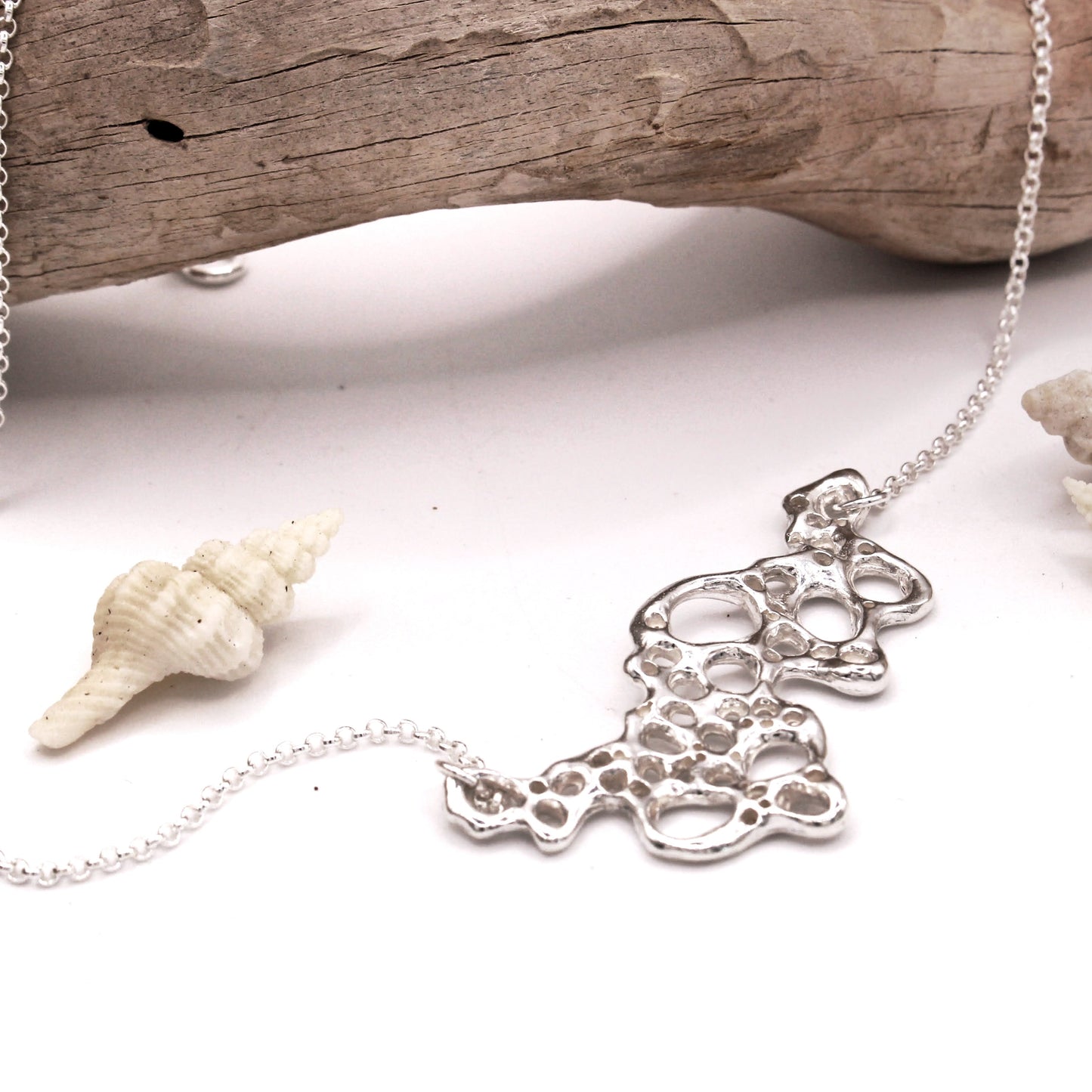 Colgante Raíz de plata inspirado en la espuma del mar, joyería artesanal con significado y transformación
