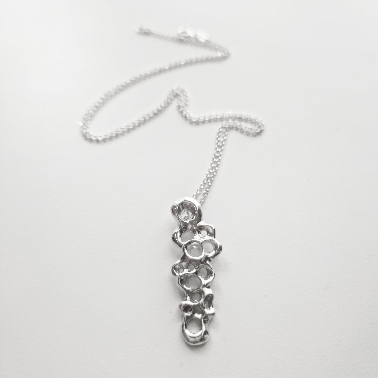 Raíz Slim Pendant necklace in sterling silver 925, artisan sea inspired jewelry by Naturalesa Jewelry.
Colgante Raíz Slim en plata 925, joyería artesanal inspirada en el mar de Naturalesa Jewelry.