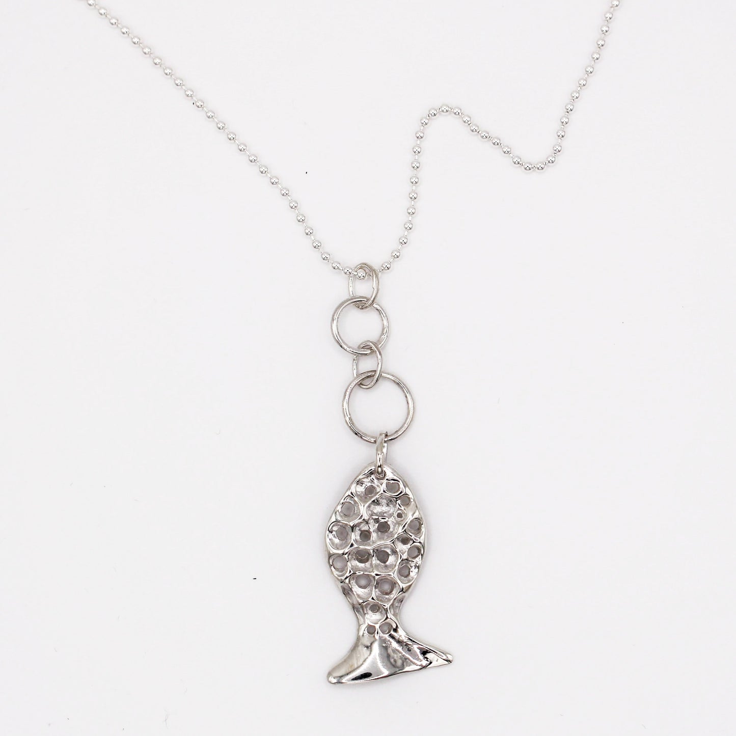 Collar de plata mediterráneo con colgante pez orgánico que simboliza guía y protección de Naturalesa