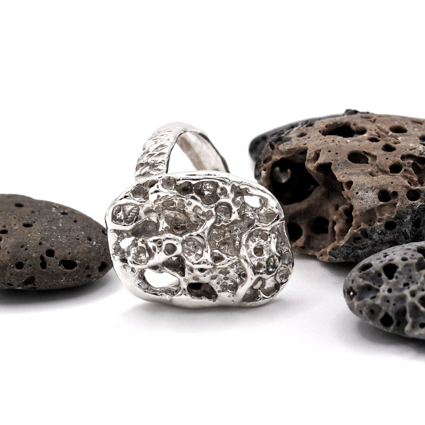 Adjustable silver Fragmento Ring inspired by real Mediterranean stone, Piedra Collection.
Anillo Fragmento de plata ajustable inspirado en piedra mediterránea real, Colección Piedra.