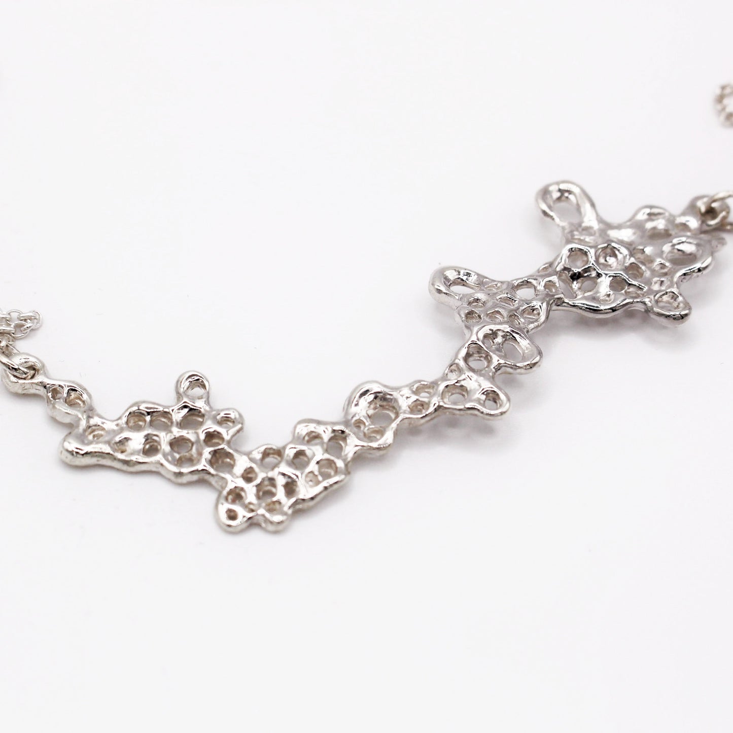 Collar de plata inspirado en la vida marina, joyería con significado y resiliencia