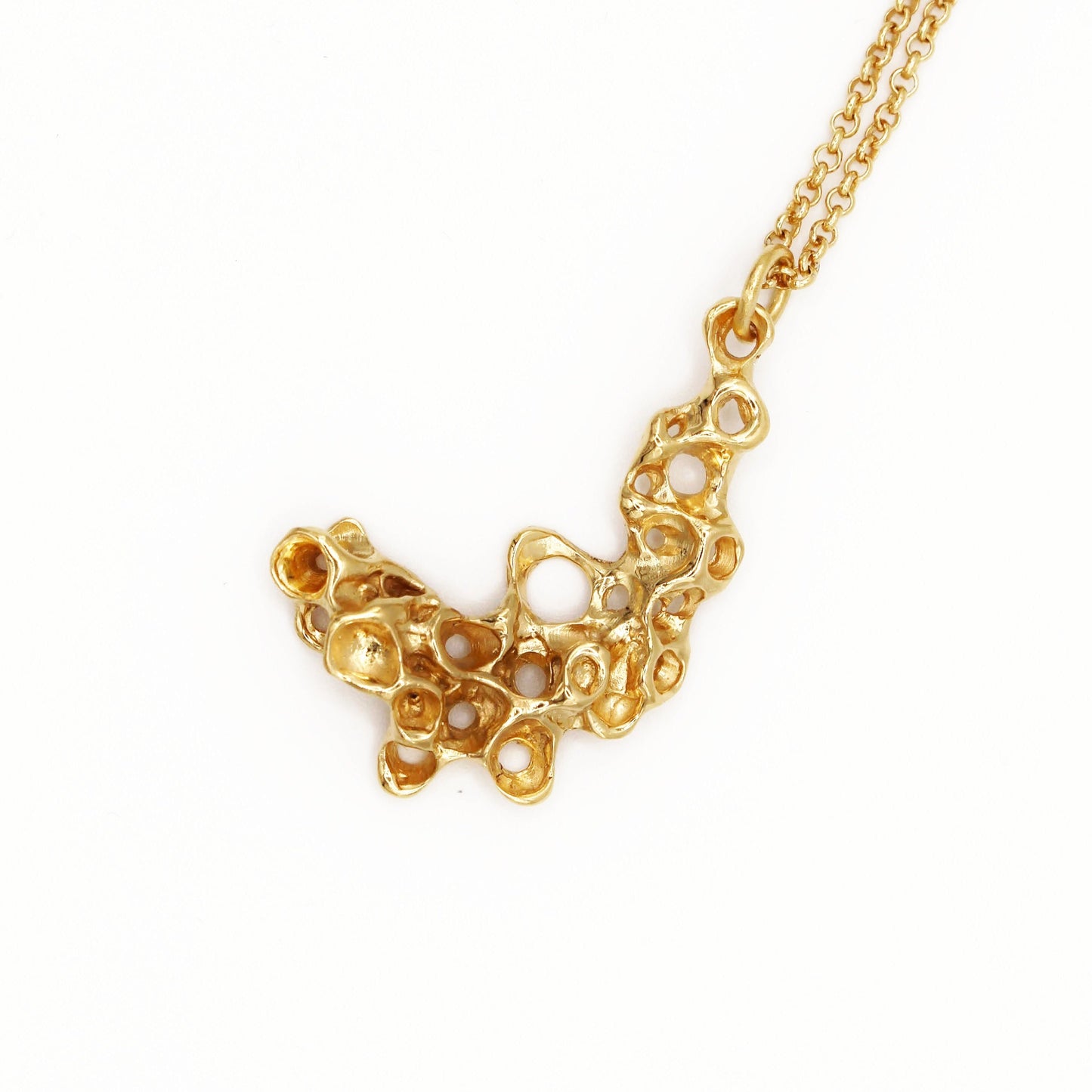 Colgante de plata reciclada chapado en oro con diseño de percebes, joyería simbólica