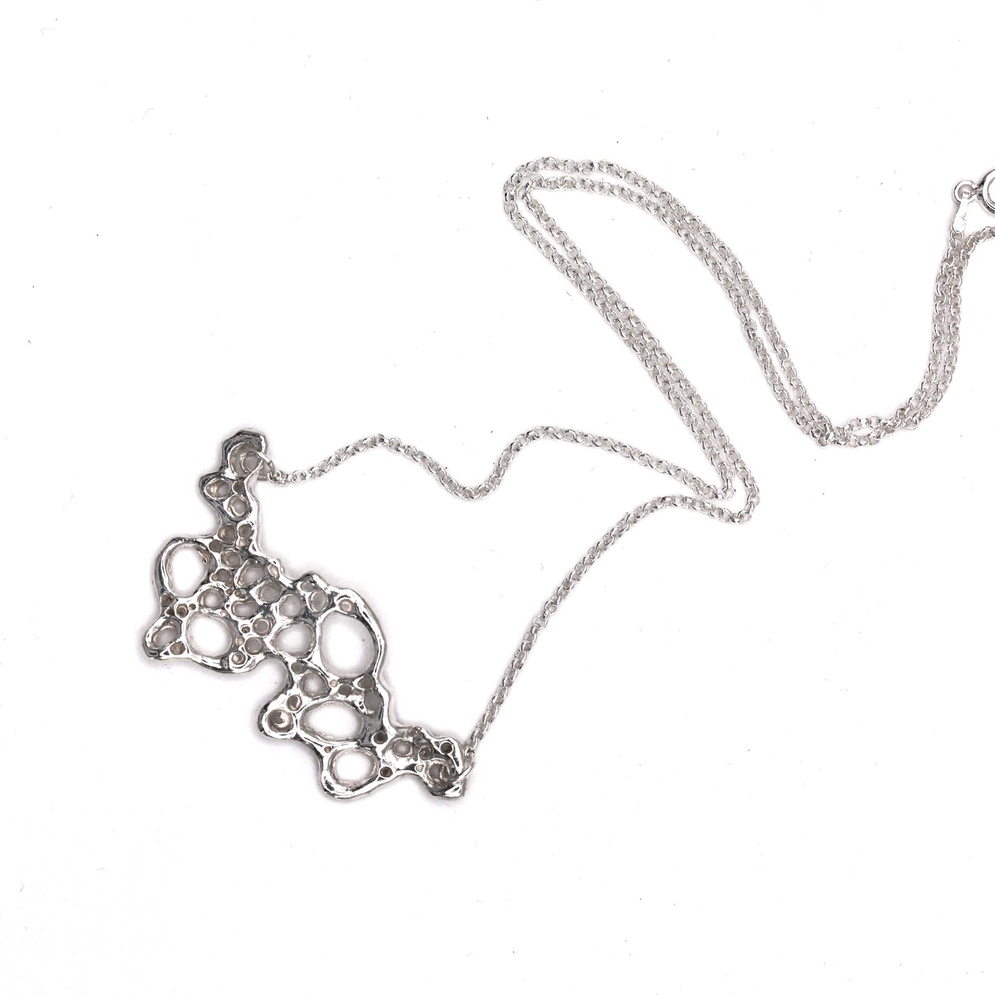 Colgante Raíz colección espuma de mar en plata, joyería con significado para valorar el momento presente