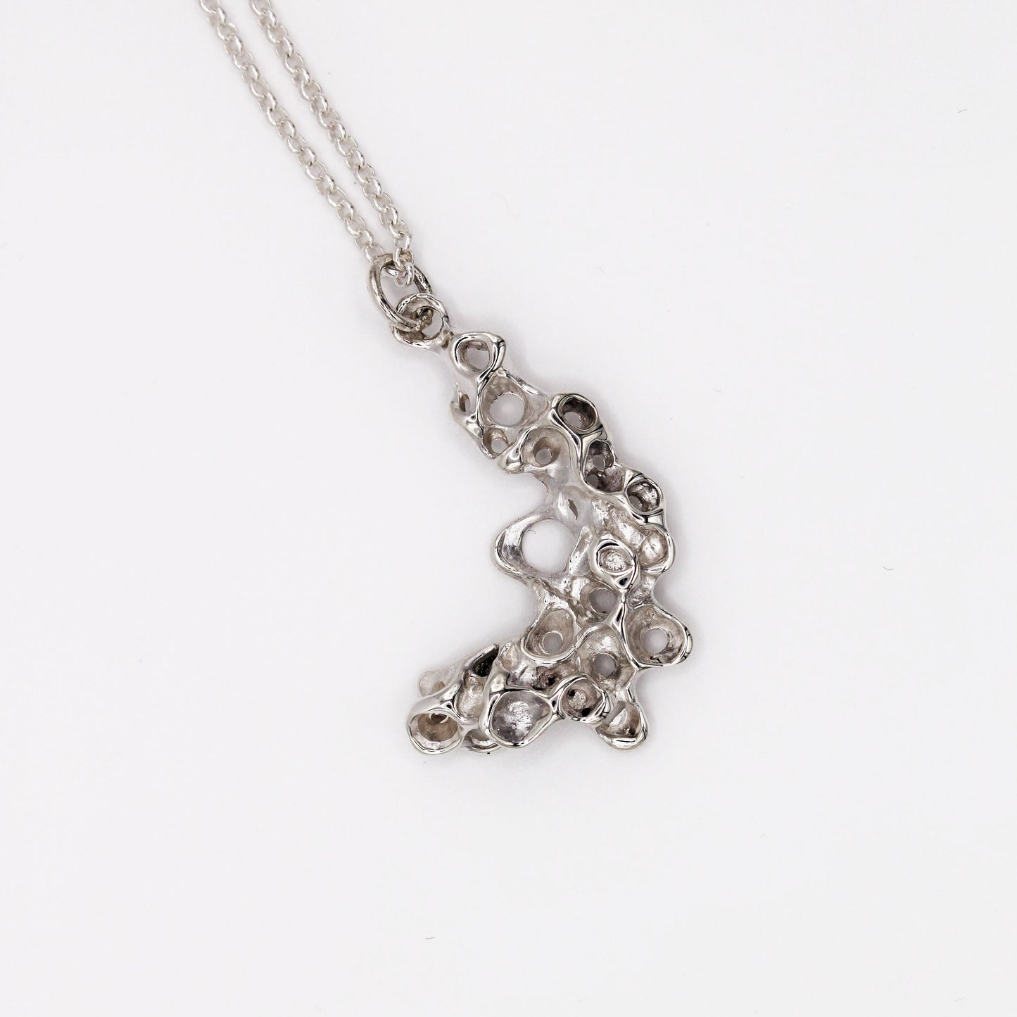 Collar inspirado en la vida marina con diseño orgánico de percebes, joyería artesanal
