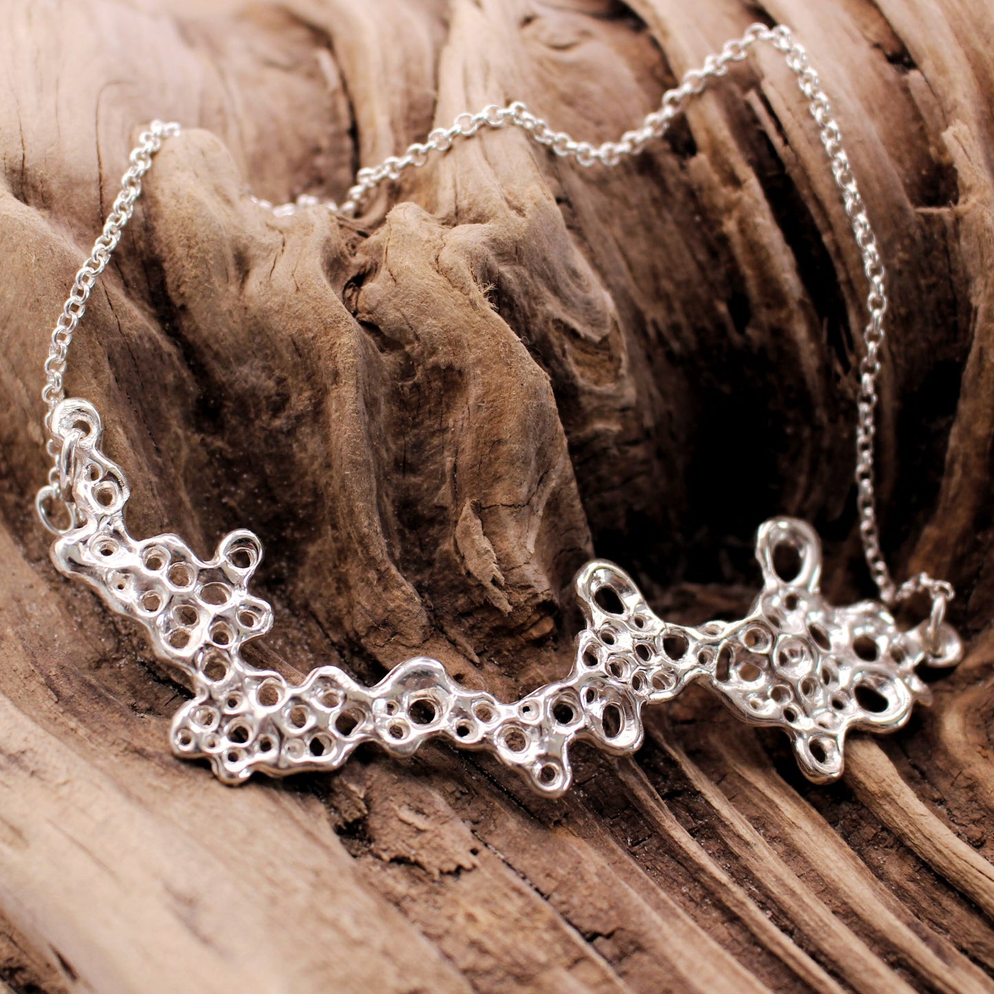 Collar escultórico de plata con diseño de percebes, joyería simbólica artesanal