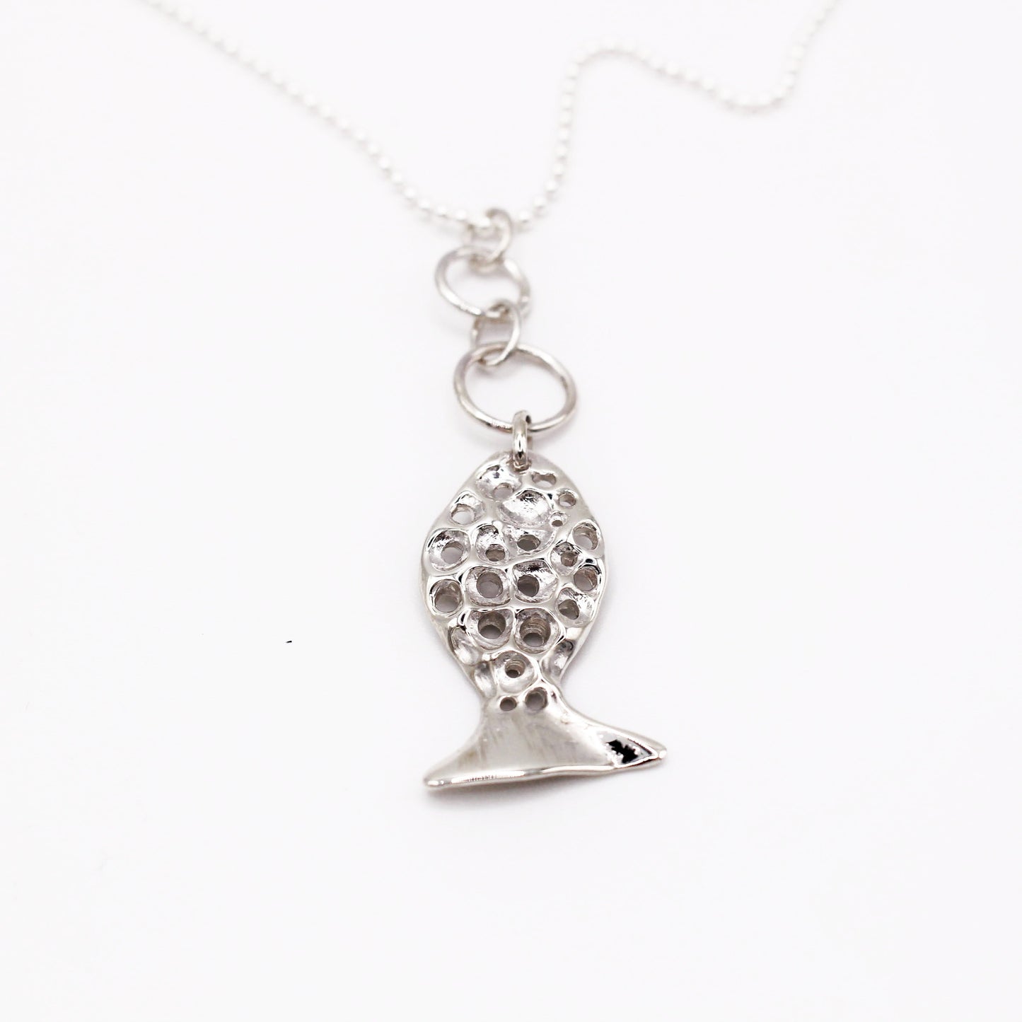 Colgante de pez en plata inspirado en el mar, joyería con significado y diseño simbólico
