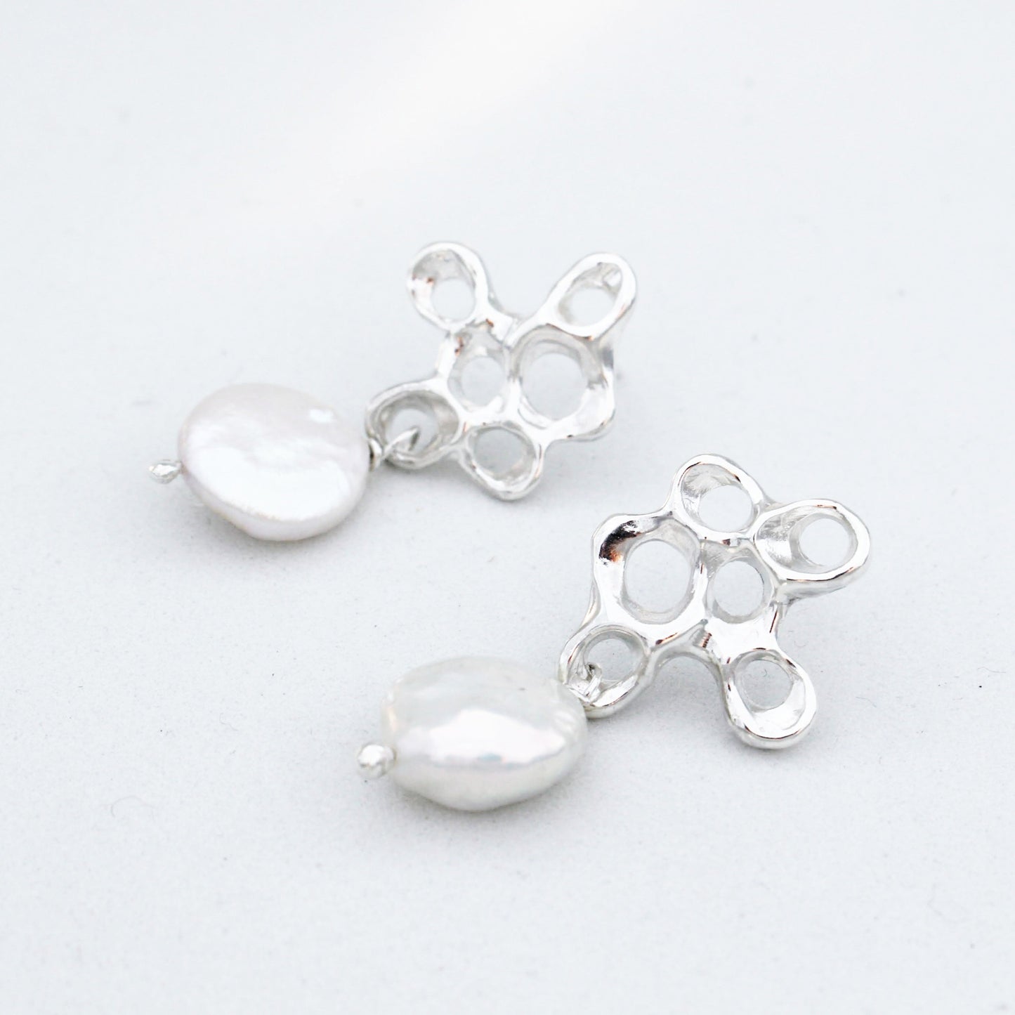 Pendientes de plata con diseño de percebes y perlas Biwa, joyería simbólica artesanal
