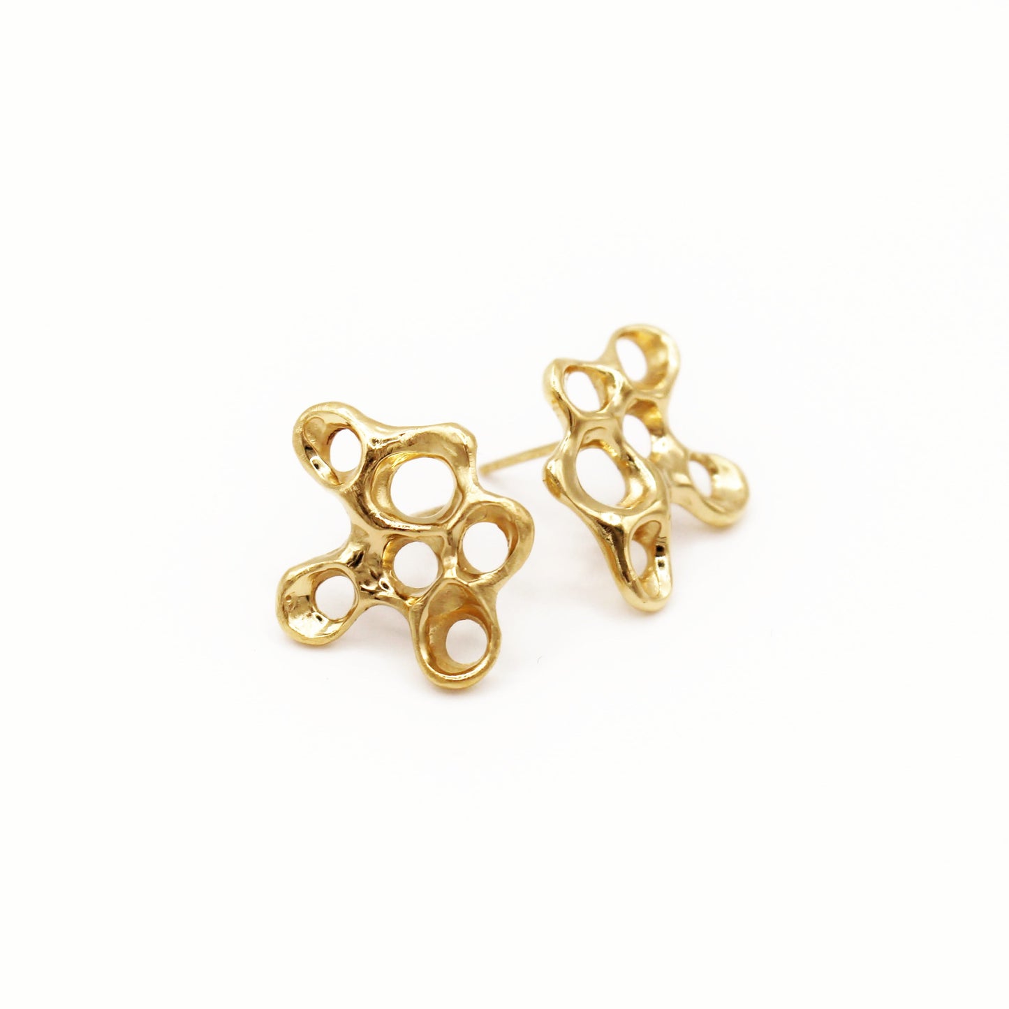 Pendientes escultóricos de percebes chapados en oro, joyería simbólica artesanal, nspirados en el Mediterráneo.