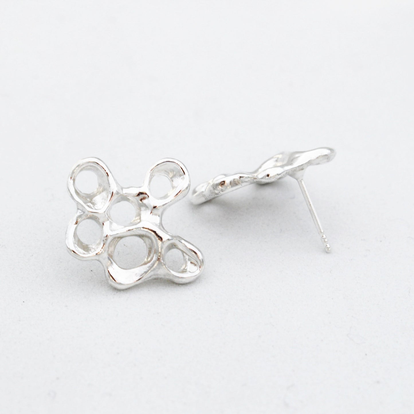 Pendientes inspirados en la vida marina con textura orgánica, joyería con significado