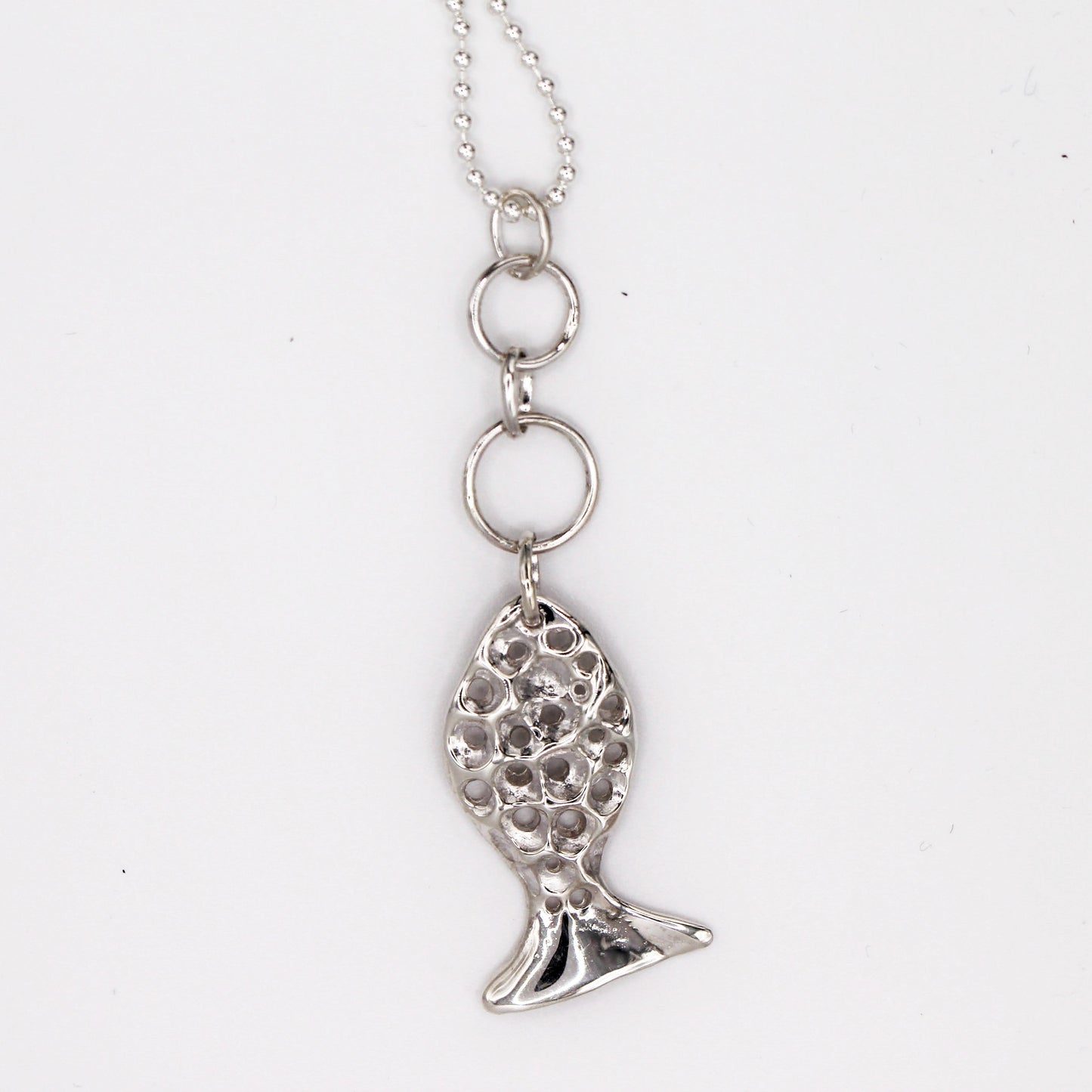 Collar de plata mediterráneo con colgante pez orgánico que simboliza guía y protección de Naturalesa Joyería