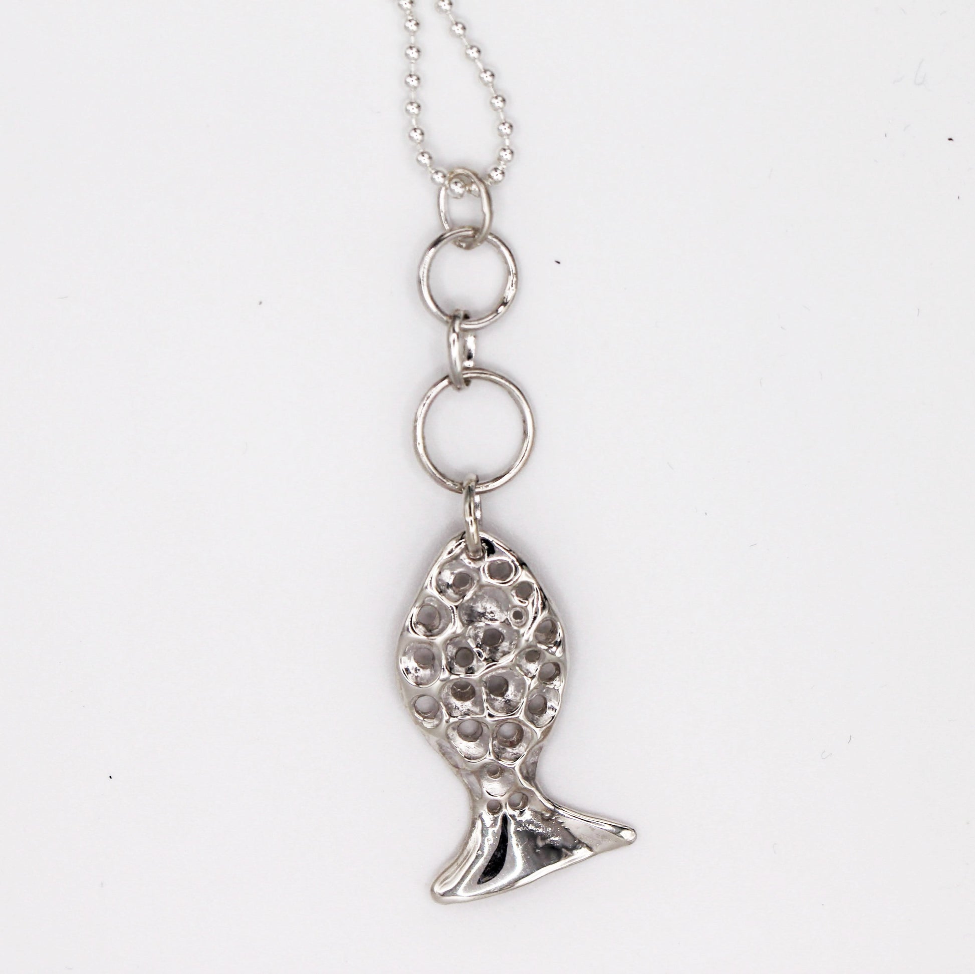 Collar de plata mediterráneo con colgante pez orgánico que simboliza guía y protección de Naturalesa Joyería