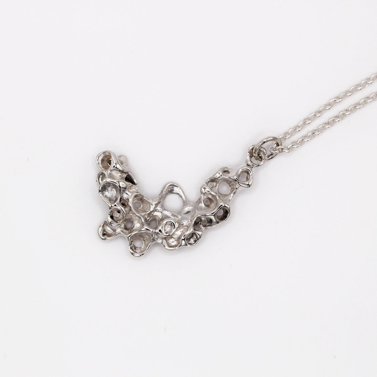 Colgante Raíz de plata inspirado en percebes, joyería inspirada en el mar de Naturalesa